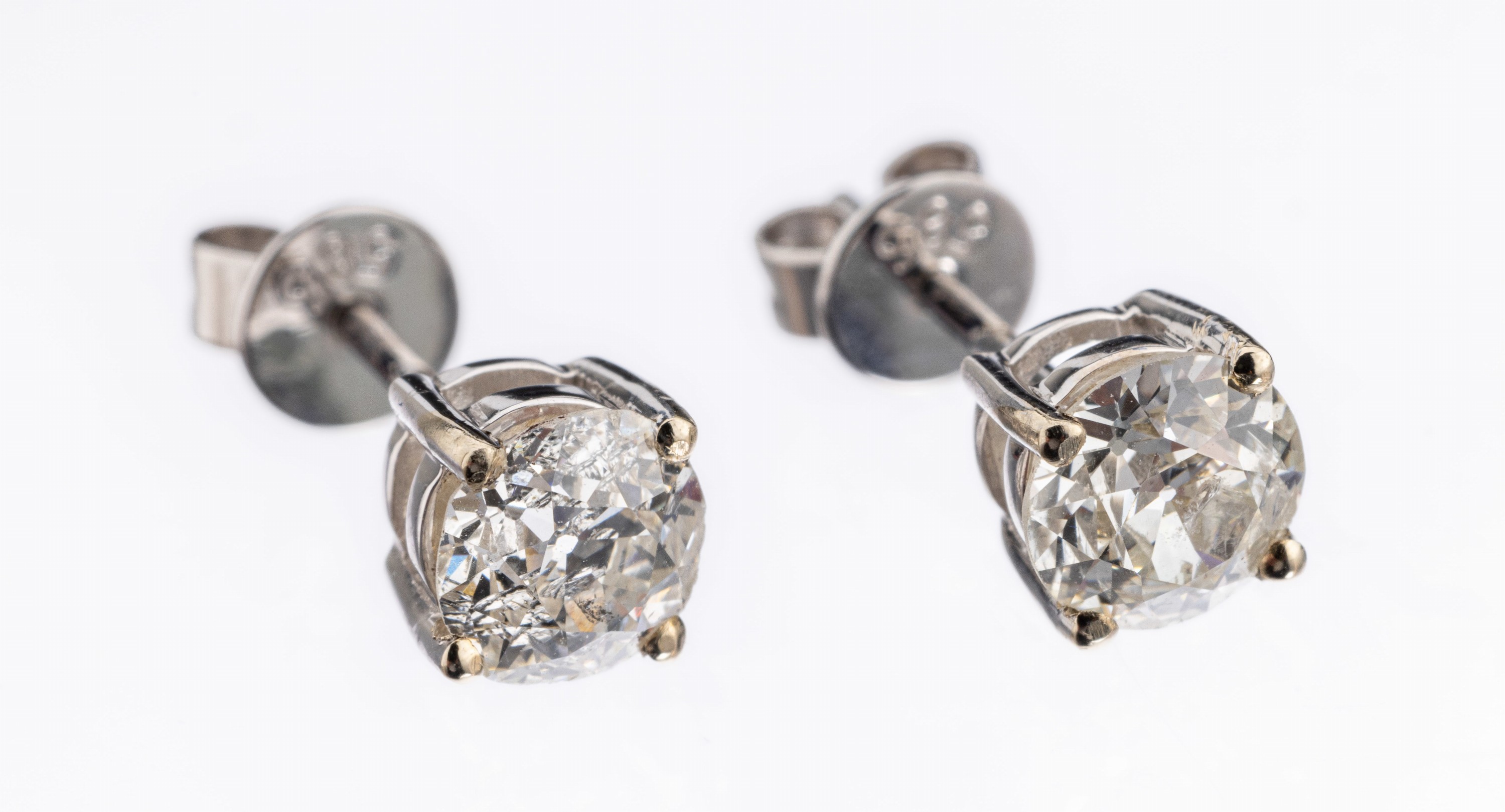 Paar 14 kt Gold Diamant-Ohrstecker, WG 585/000, 2 Altschliff-Diamanten zus. ca. 1.09 ct Weiß-l.get.Weiß/p