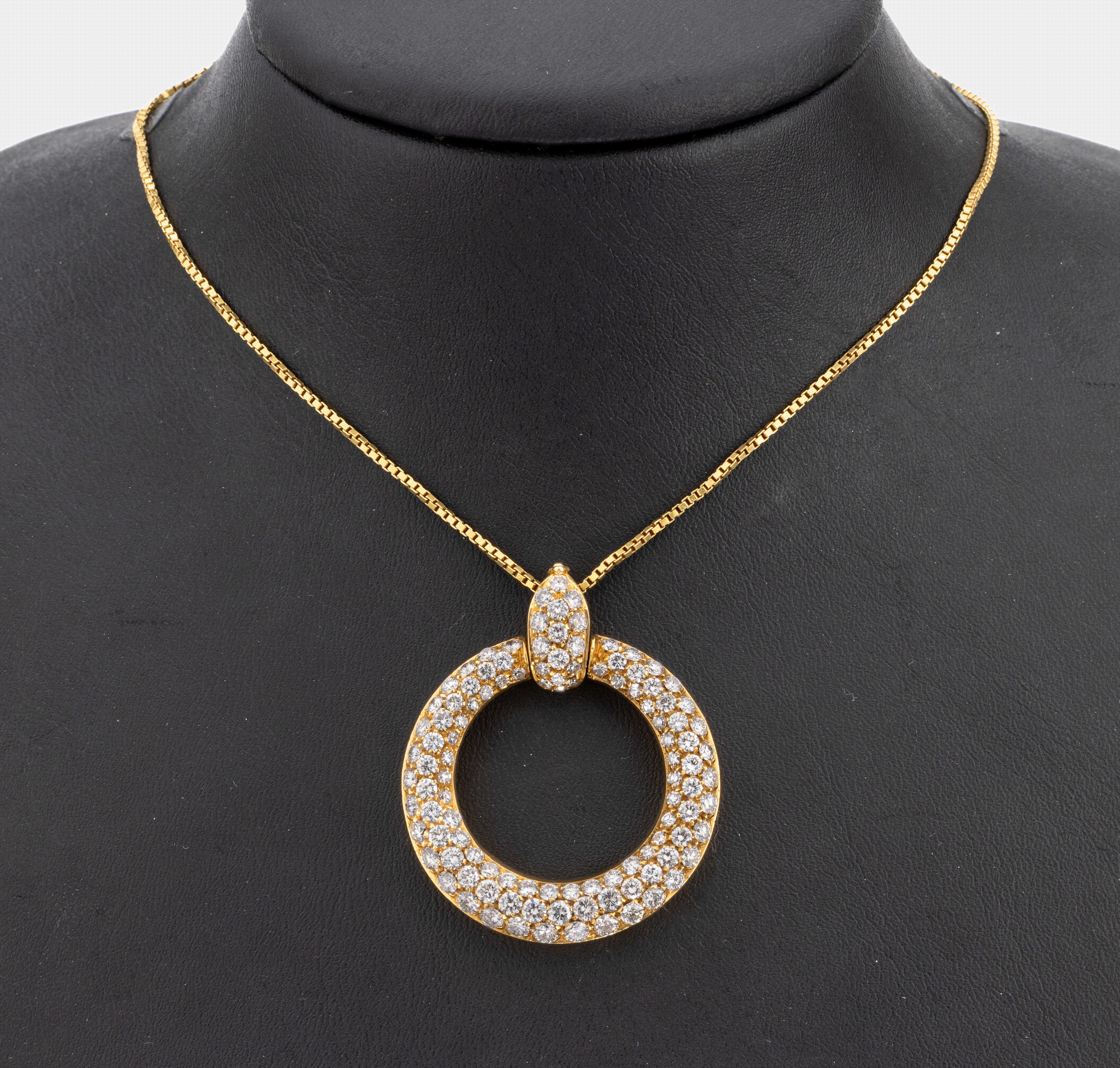 18 kt Gold Diamant-Clipanhänger, GG 750/000gepr., rund, 84 Brillanten und 27 Diamanten zus. ca. 6.0 ct Weiß/si-p, D. ca. 3.5 cm, an Kette, GG ...