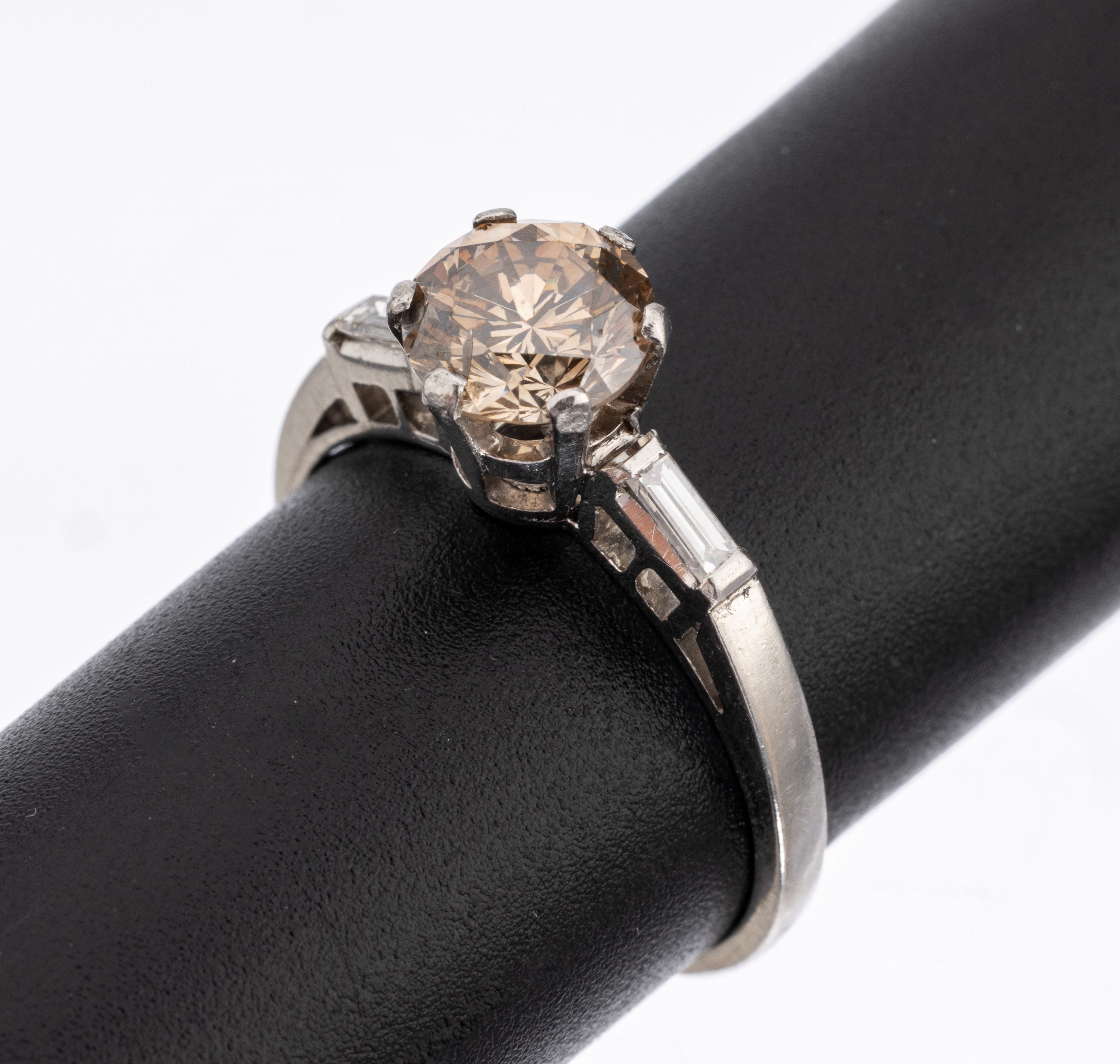14 kt Gold Brillant-Ring, WG 585/000, Brillant 1.50 ct Natural Fancy Brown (IGI Expertise), 2 Diamant-Baguettes zus. ca. 0.12 ct Weiß/vs, ca. 5.0 ...