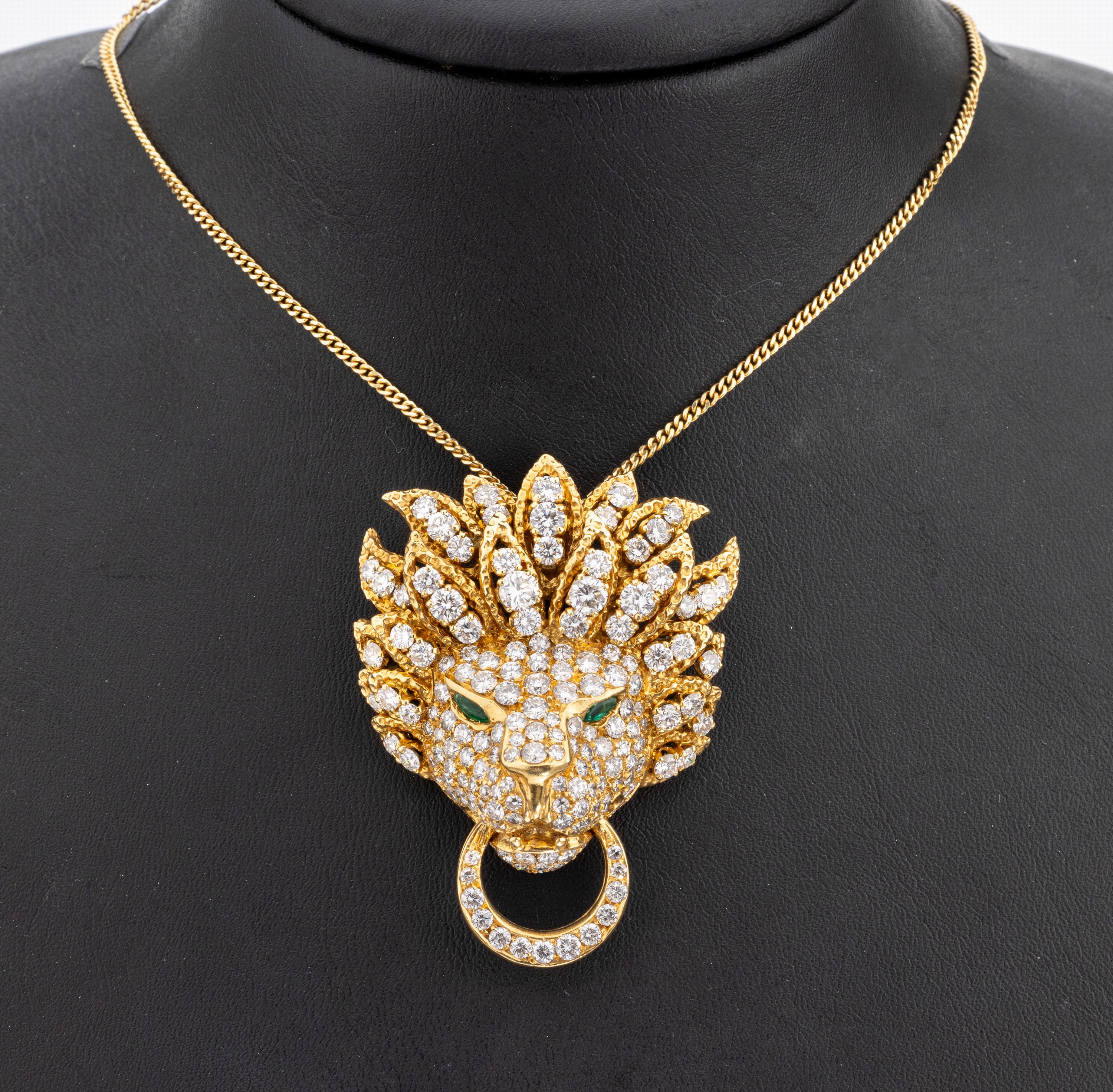 Prunkvoller 18 kt Gold Diamant-Smaragd -Anhänger, GG 750/000, plastischer Löwenkopf, ca. 180 Brillanten und 8/8 -Diamanten zus. ca. 8.0 ct feines ...