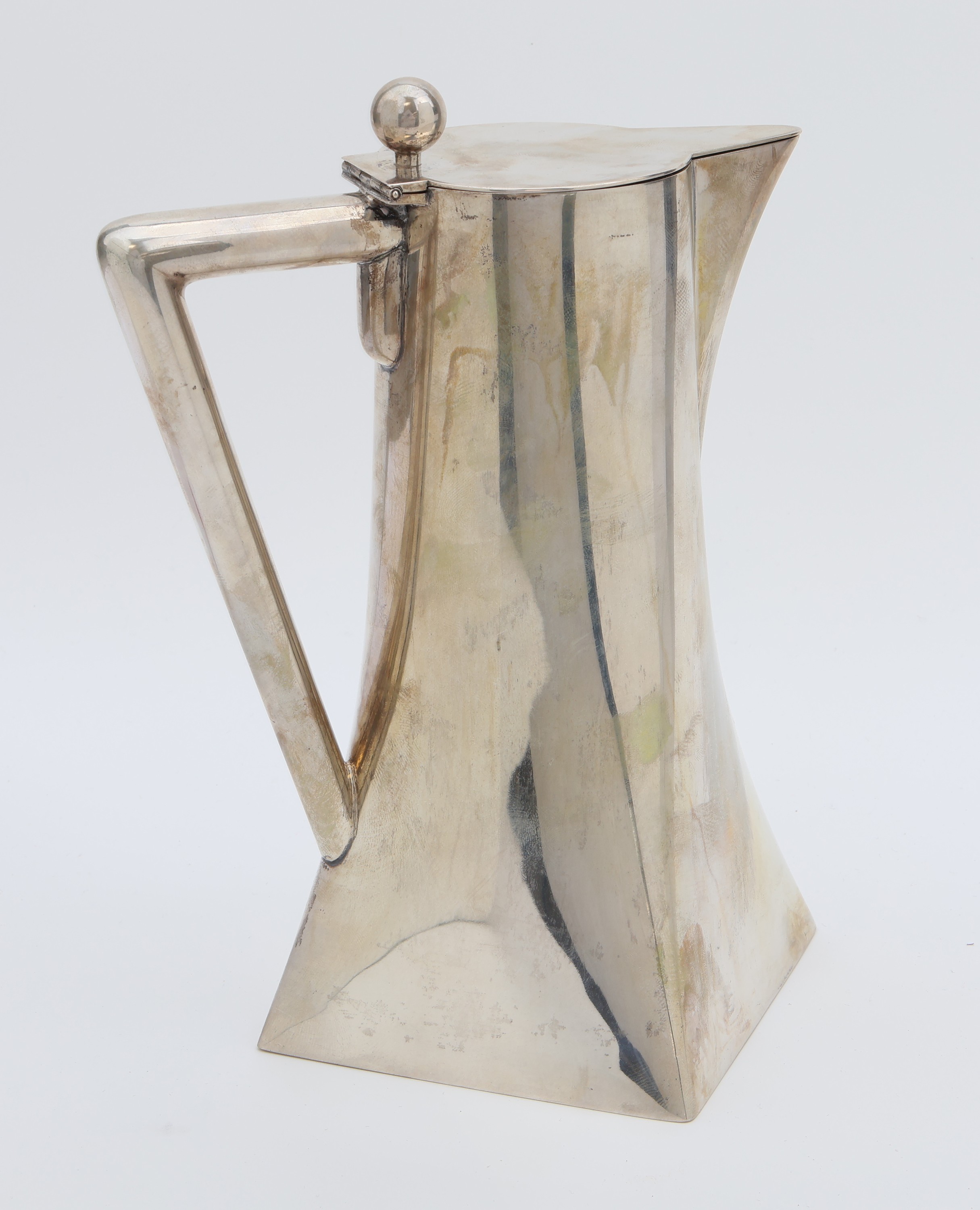 Detail a: Jugendstilkanne, Schweden 1913, 830er Silber, nimmt das Art Deco vorweg, Meistermarke Hofjuwelier Hallberg, Innenvergoldung, Deckel mit Scharnier, ...