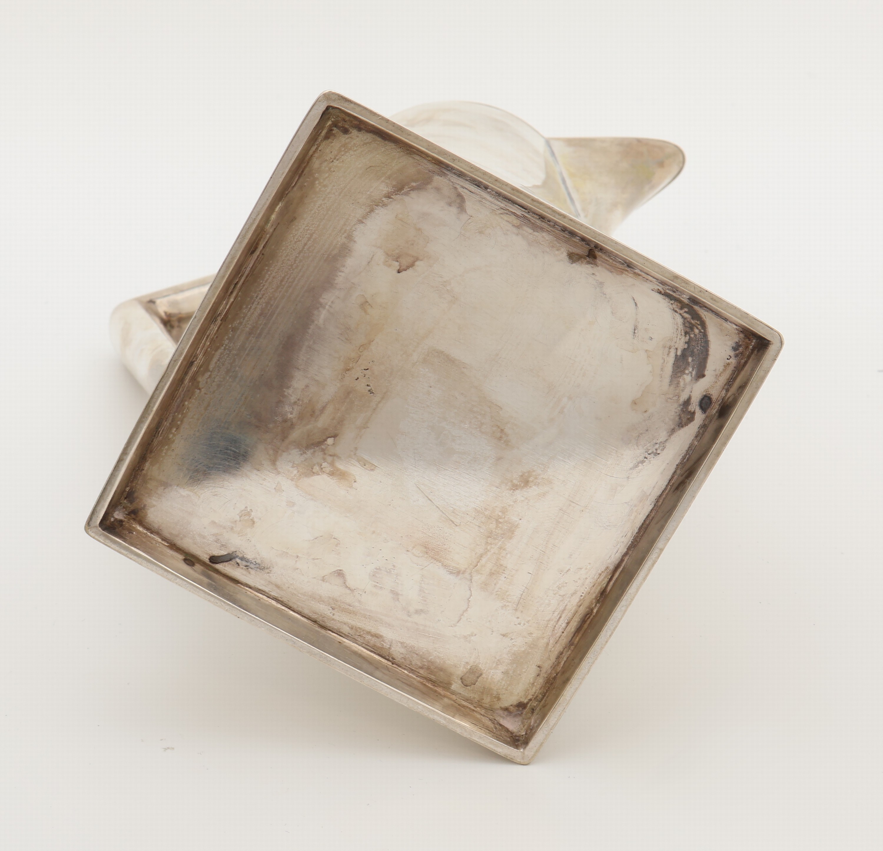 Detail c: Jugendstilkanne, Schweden 1913, 830er Silber, nimmt das Art Deco vorweg, Meistermarke Hofjuwelier Hallberg, Innenvergoldung, Deckel mit Scharnier, ...