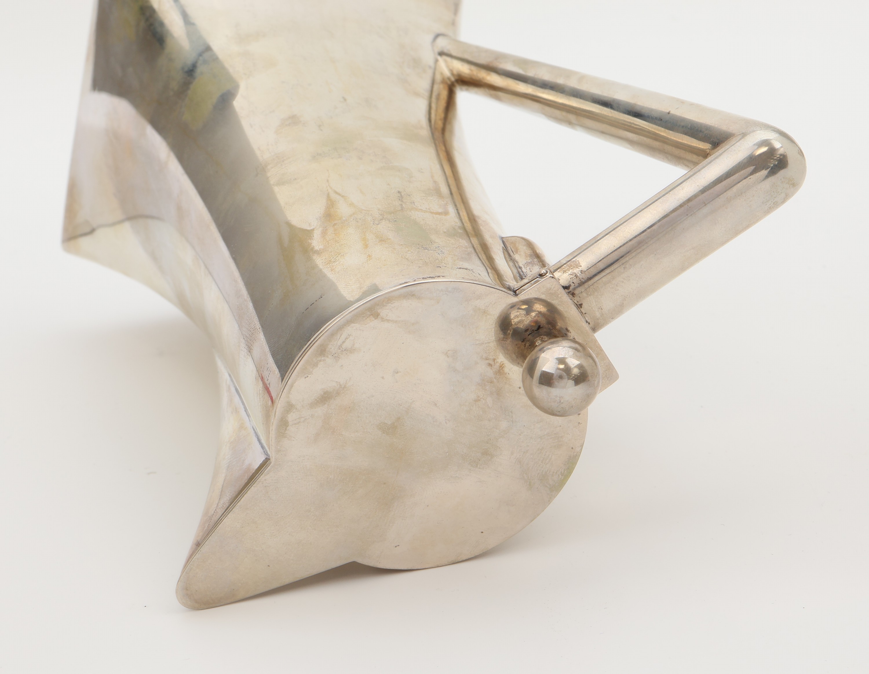 Detail d: Jugendstilkanne, Schweden 1913, 830er Silber, nimmt das Art Deco vorweg, Meistermarke Hofjuwelier Hallberg, Innenvergoldung, Deckel mit Scharnier, ...