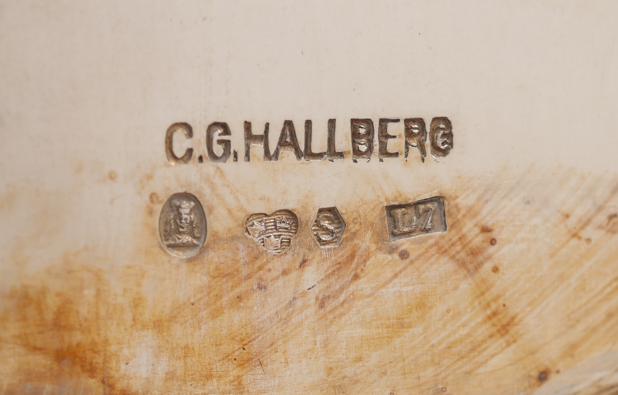 Detail e: Jugendstilkanne, Schweden 1913, 830er Silber, nimmt das Art Deco vorweg, Meistermarke Hofjuwelier Hallberg, Innenvergoldung, Deckel mit Scharnier, ...