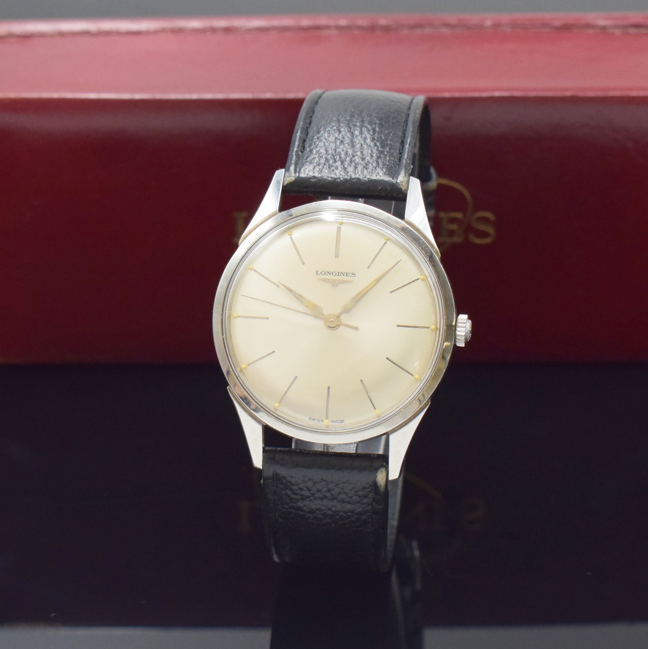 LONGINES Herrenarmbanduhr in Stahl, Schweiz um 1964, Handaufzug, neutr. Lederband m. orig. Dornschl., silb. Zifferbl. m. silb. Std.-Ind., silb. ...