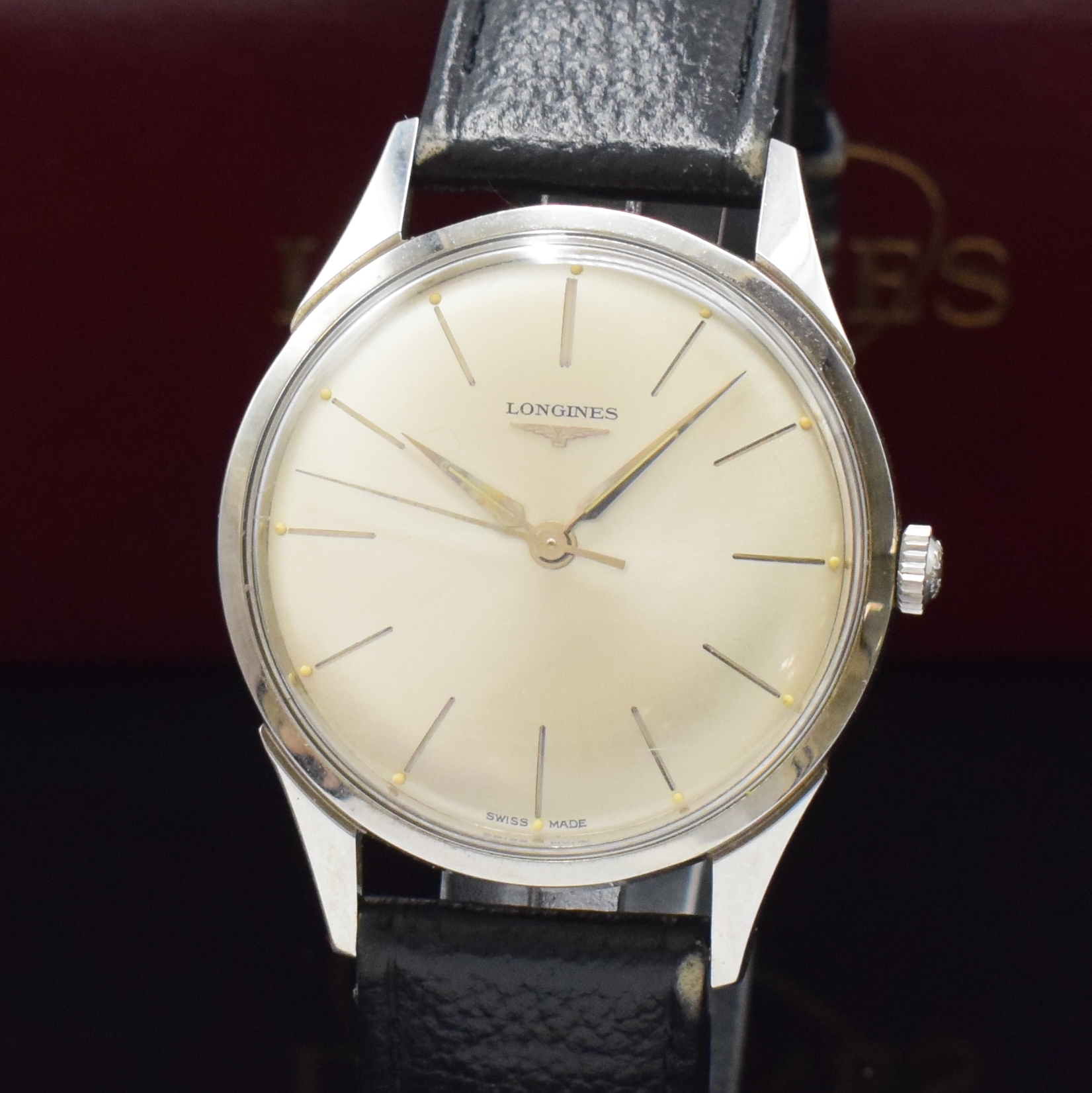 Detail a: LONGINES Herrenarmbanduhr in Stahl, Schweiz um 1964, Handaufzug, neutr. Lederband m. orig. Dornschl., silb. Zifferbl. m. silb. Std.-Ind., silb. ...