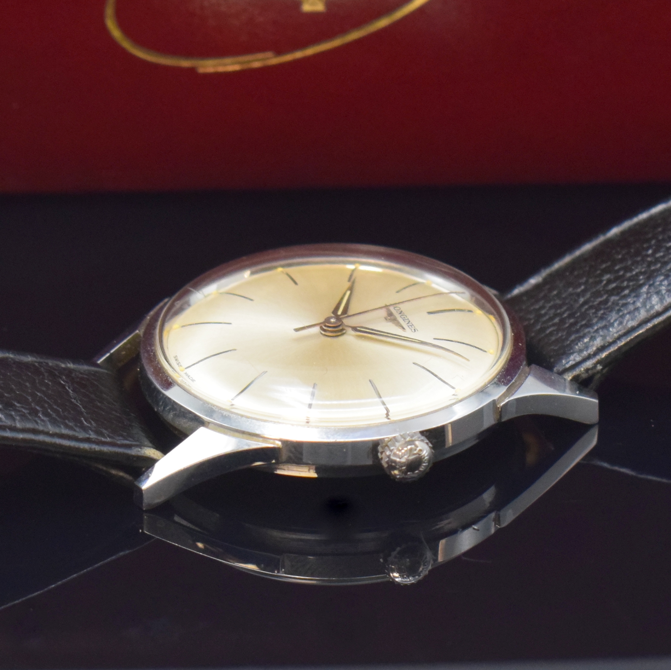 Detail c: LONGINES Herrenarmbanduhr in Stahl, Schweiz um 1964, Handaufzug, neutr. Lederband m. orig. Dornschl., silb. Zifferbl. m. silb. Std.-Ind., silb. ...