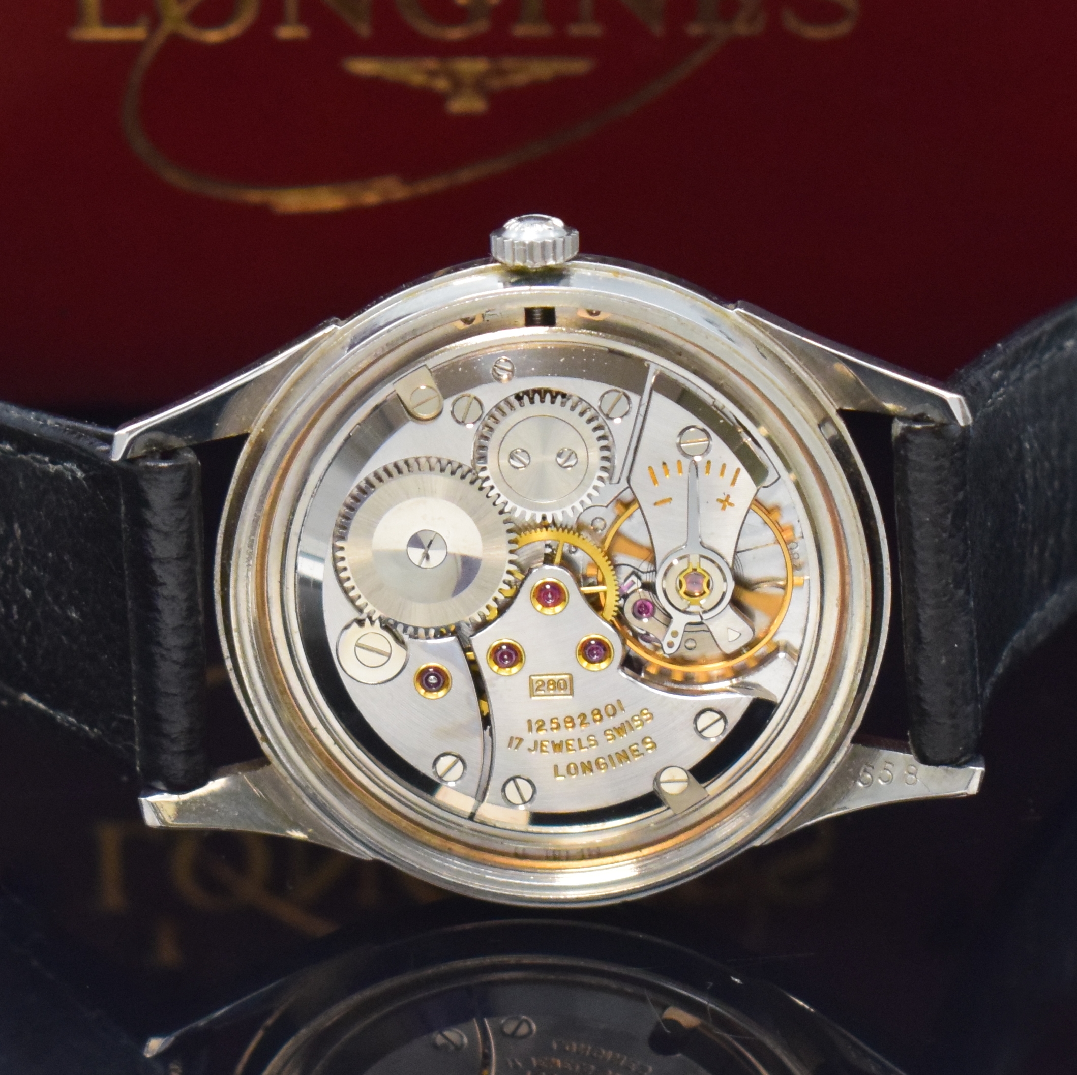 Detail e: LONGINES Herrenarmbanduhr in Stahl, Schweiz um 1964, Handaufzug, neutr. Lederband m. orig. Dornschl., silb. Zifferbl. m. silb. Std.-Ind., silb. ...