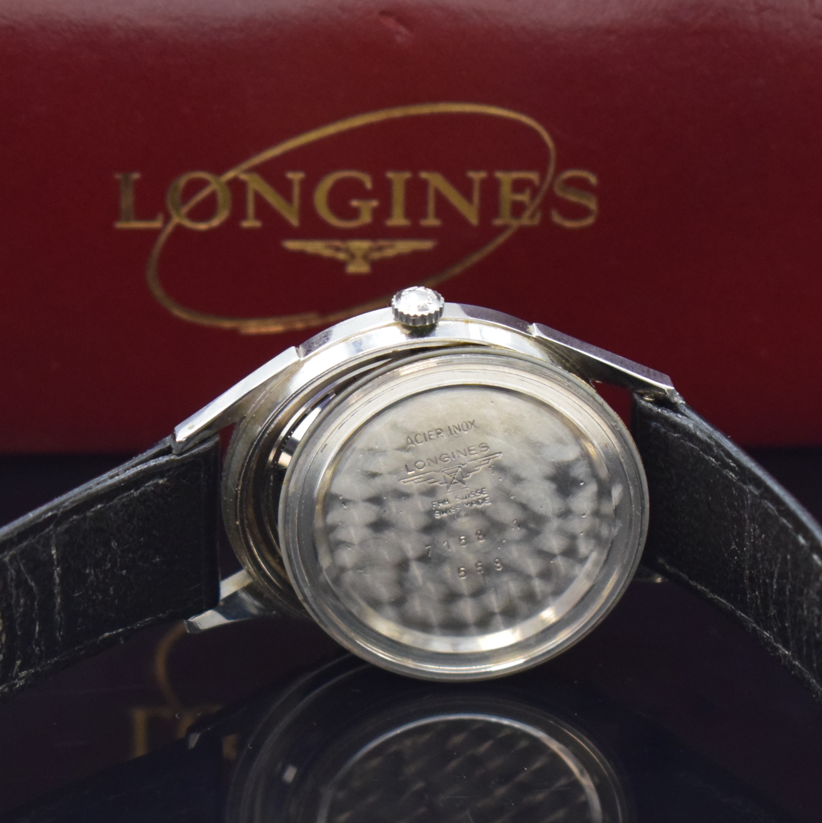 Detail f: LONGINES Herrenarmbanduhr in Stahl, Schweiz um 1964, Handaufzug, neutr. Lederband m. orig. Dornschl., silb. Zifferbl. m. silb. Std.-Ind., silb. ...