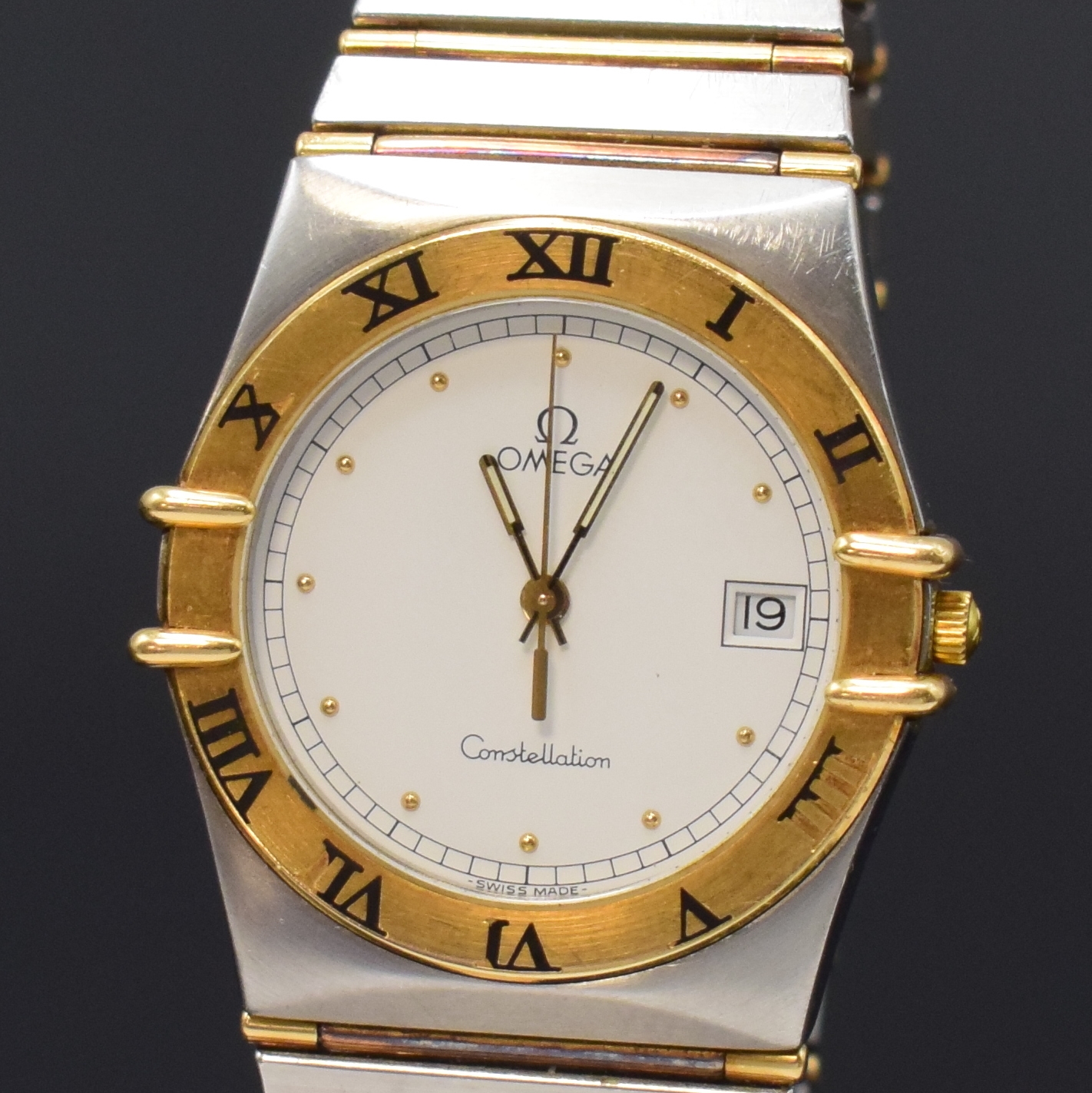Detail a: OMEGA Constellation Armbanduhr in Stahl/Gold Referenz 398.0876, Schweiz um 2000, quarz, orig. Gliederband m. Faltschl., Boden aufgedr., Lünette m. ...