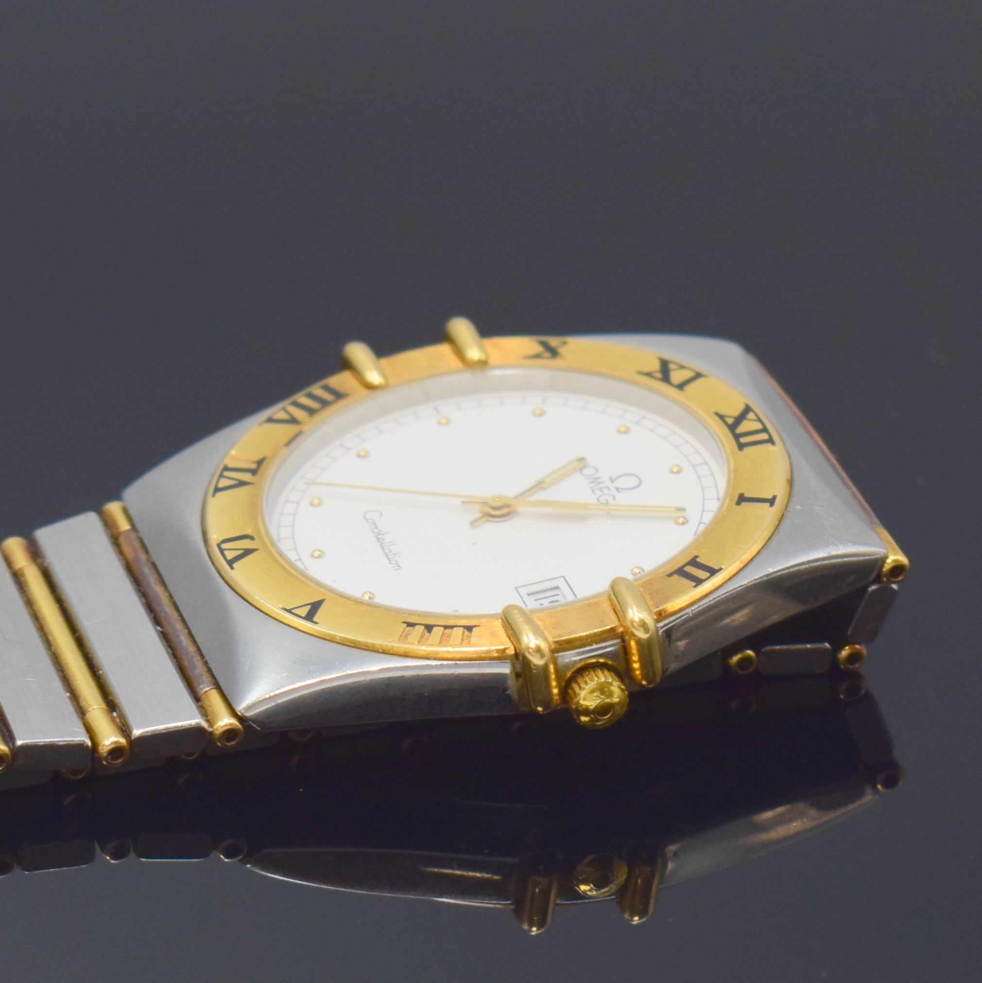 Detail c: OMEGA Constellation Armbanduhr in Stahl/Gold Referenz 398.0876, Schweiz um 2000, quarz, orig. Gliederband m. Faltschl., Boden aufgedr., Lünette m. ...