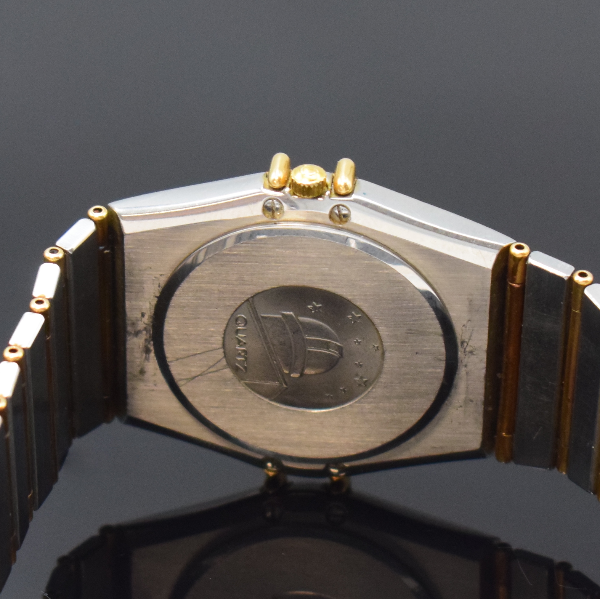 Detail d: OMEGA Constellation Armbanduhr in Stahl/Gold Referenz 398.0876, Schweiz um 2000, quarz, orig. Gliederband m. Faltschl., Boden aufgedr., Lünette m. ...