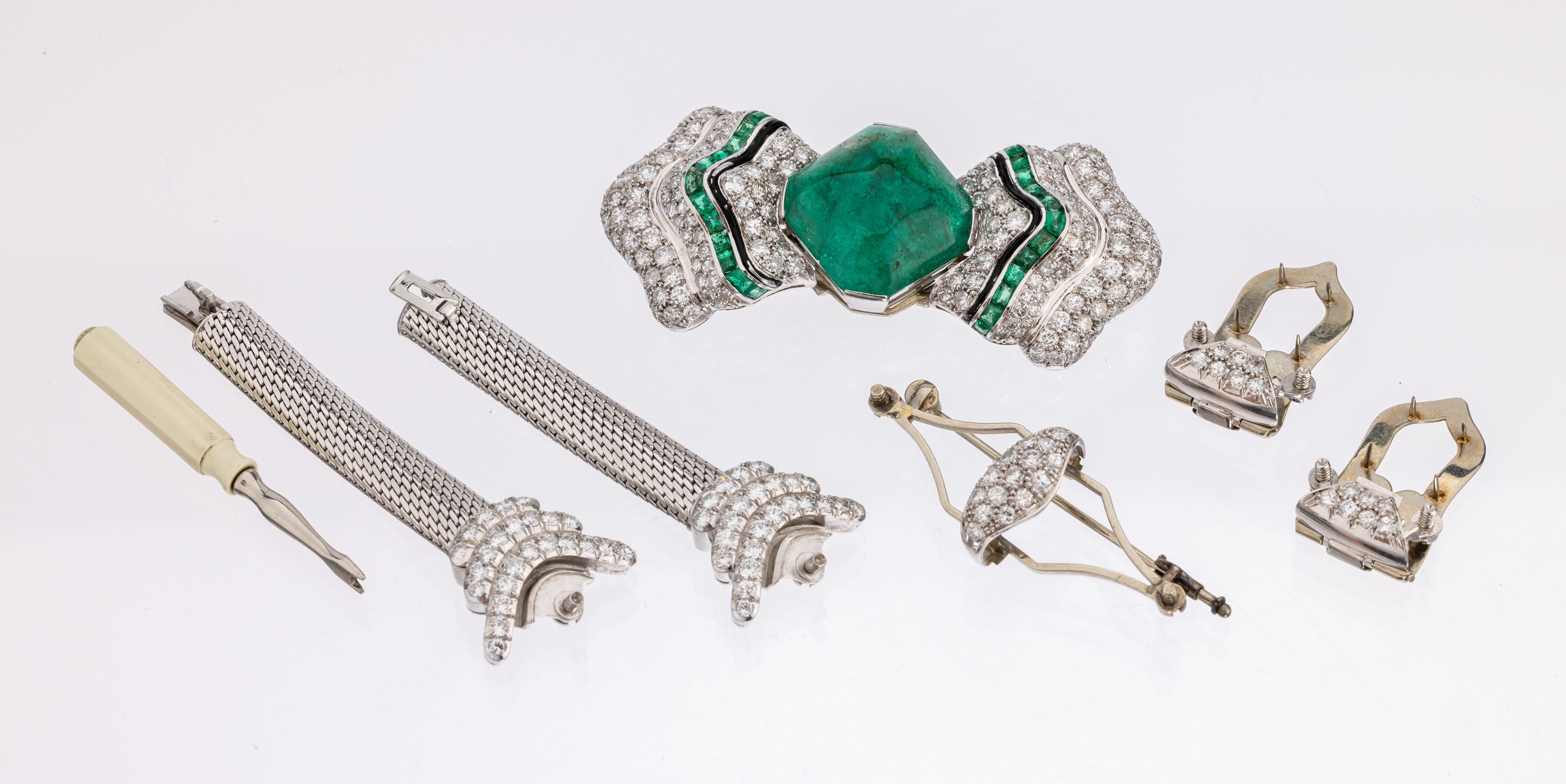 Detail a: Platin Art Deco Diamant-Smaragd- Verwandlungsschmuckstück, um 1925-30, Pt. gepr., prunkvolle Sonderanfertigung, mit Smaragd als Mittelteil, ohne ...
