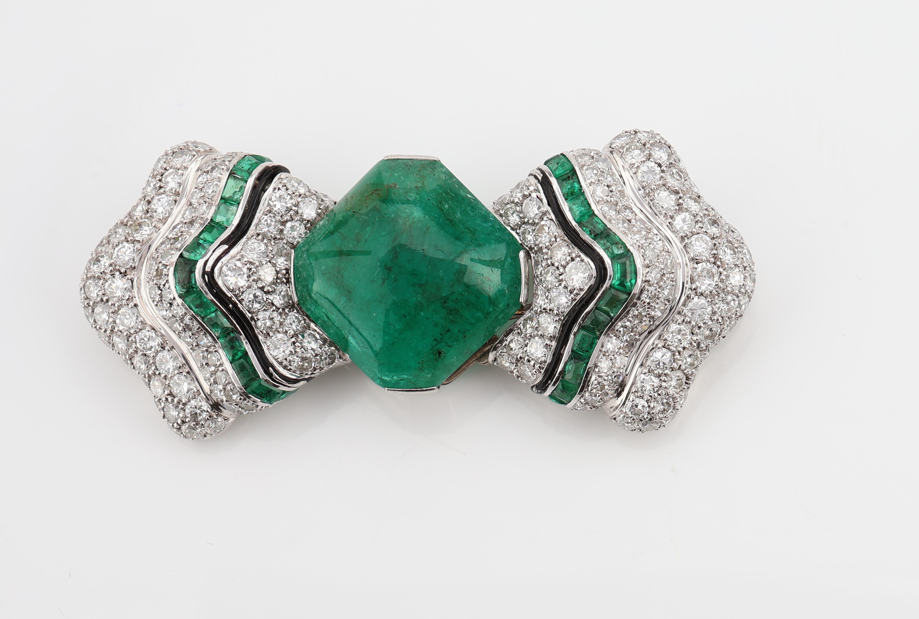 Detail d: Platin Art Deco Diamant-Smaragd- Verwandlungsschmuckstück, um 1925-30, Pt. gepr., prunkvolle Sonderanfertigung, mit Smaragd als Mittelteil, ohne ...