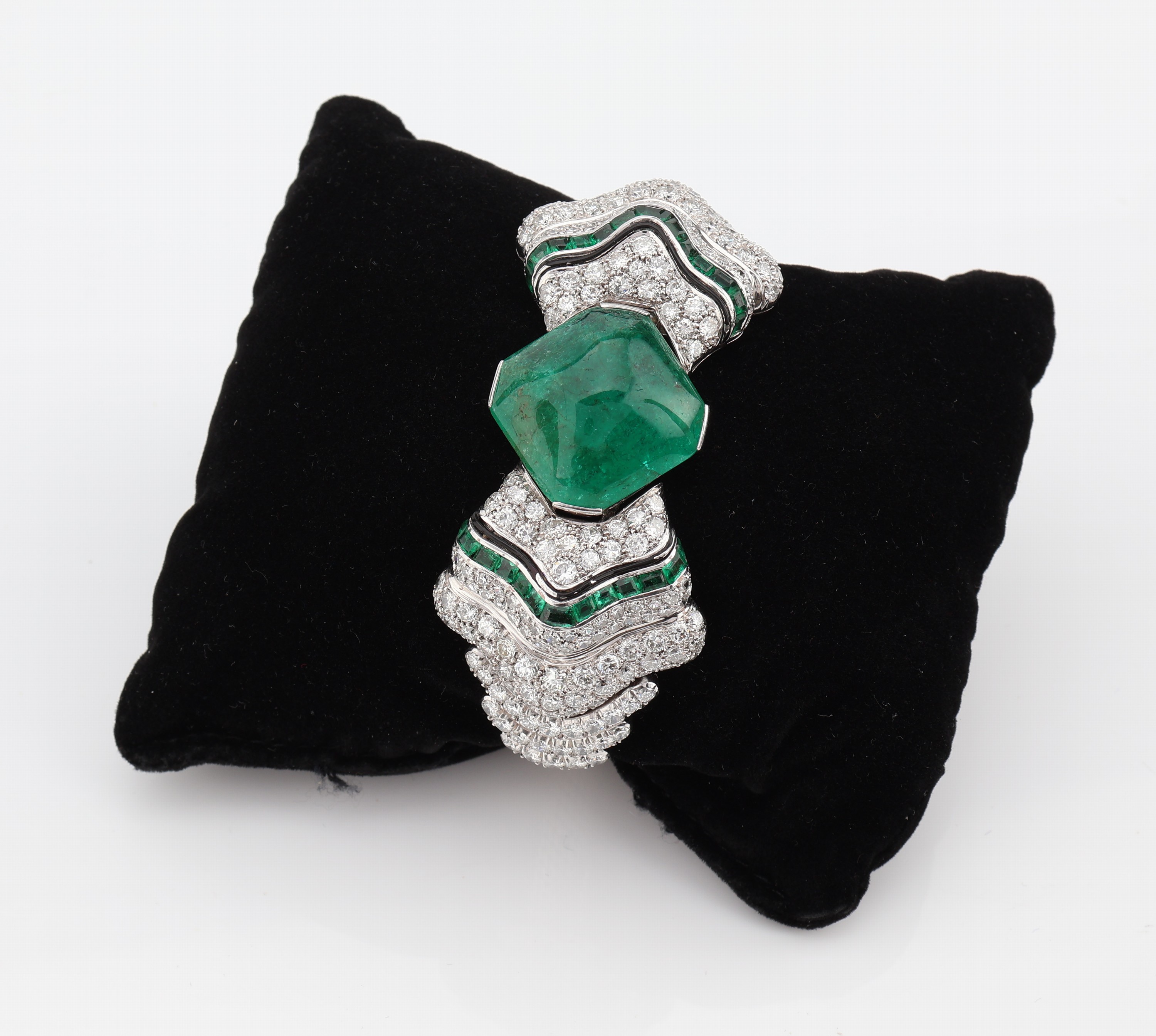 Detail e: Platin Art Deco Diamant-Smaragd- Verwandlungsschmuckstück, um 1925-30, Pt. gepr., prunkvolle Sonderanfertigung, mit Smaragd als Mittelteil, ohne ...