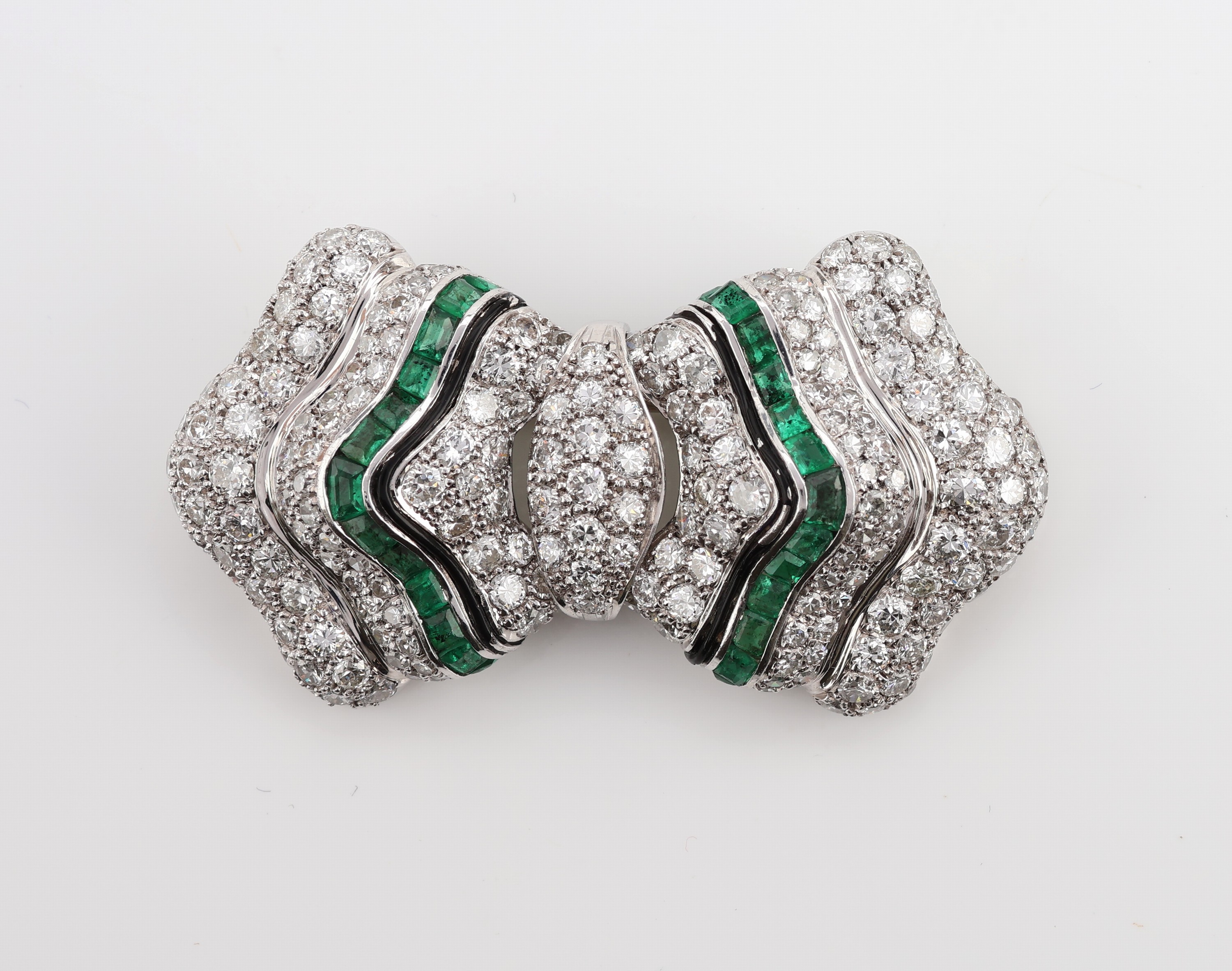 Detail f: Platin Art Deco Diamant-Smaragd- Verwandlungsschmuckstück, um 1925-30, Pt. gepr., prunkvolle Sonderanfertigung, mit Smaragd als Mittelteil, ohne ...