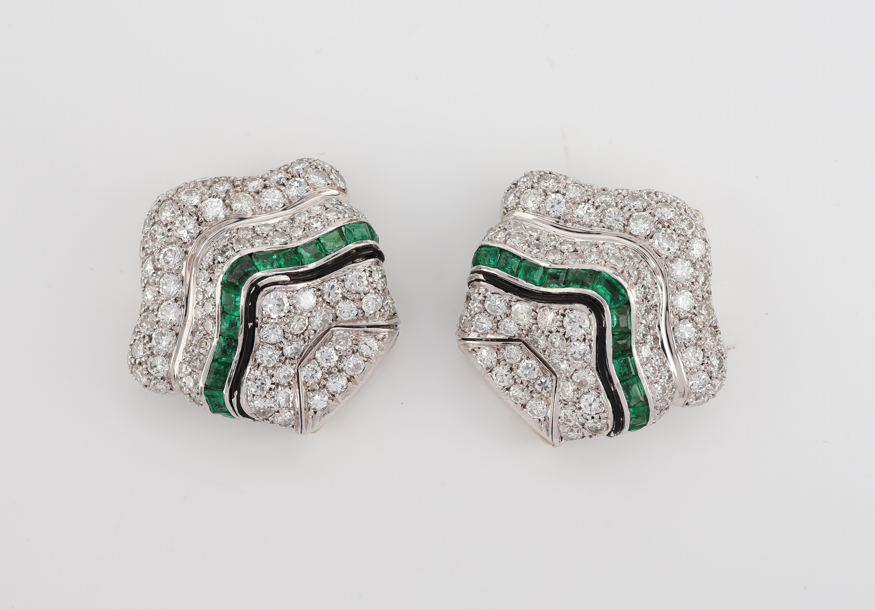 Detail g: Platin Art Deco Diamant-Smaragd- Verwandlungsschmuckstück, um 1925-30, Pt. gepr., prunkvolle Sonderanfertigung, mit Smaragd als Mittelteil, ohne ...