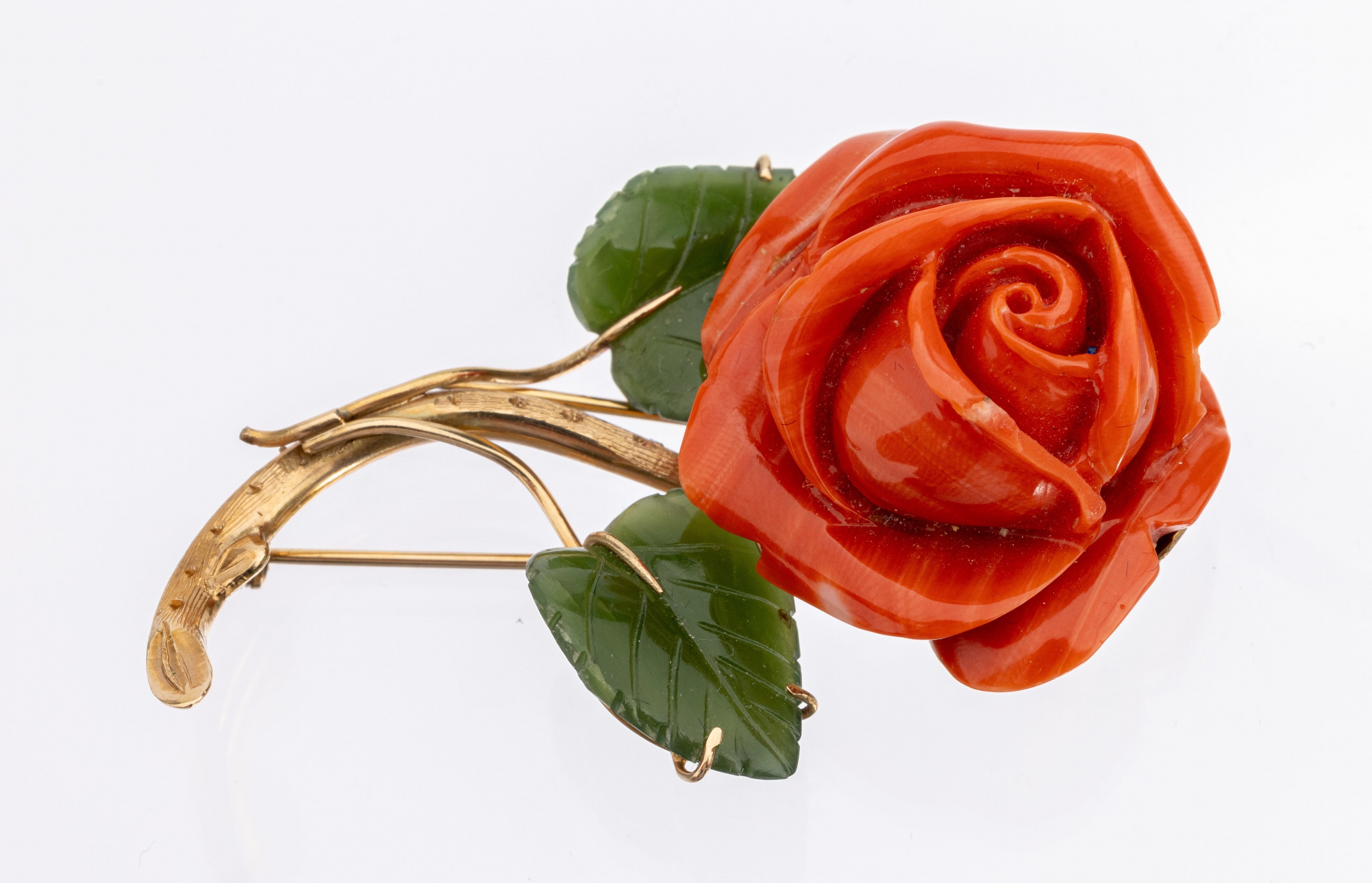 14 kt Gold Korallen-Brosche, GG 585/000, 1950er-60er Jahre, Darstellung einer Rose, Blüte vollplastisch aus Koralle geschnitzt (min. besch.), ...