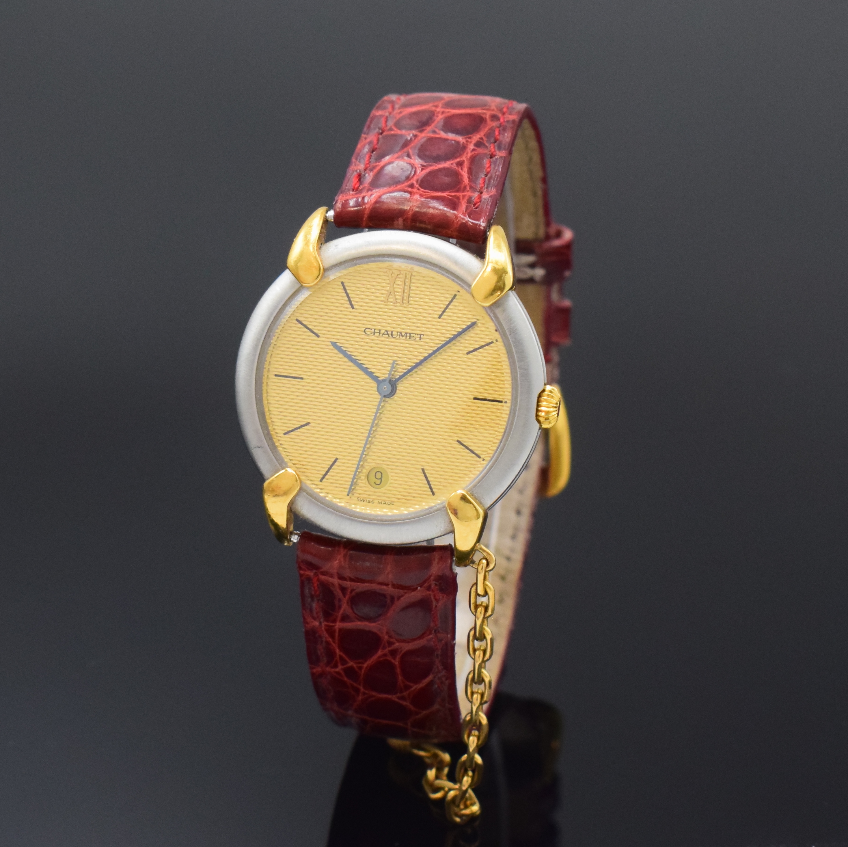 CHAUMET Armbanduhr in Stahl und GG 750/000, Schweiz um 1990, quarz, Lederband m. verg. orig. Dornschl., 1 Brillant, Anstöße in GG 750/000, Boden ...