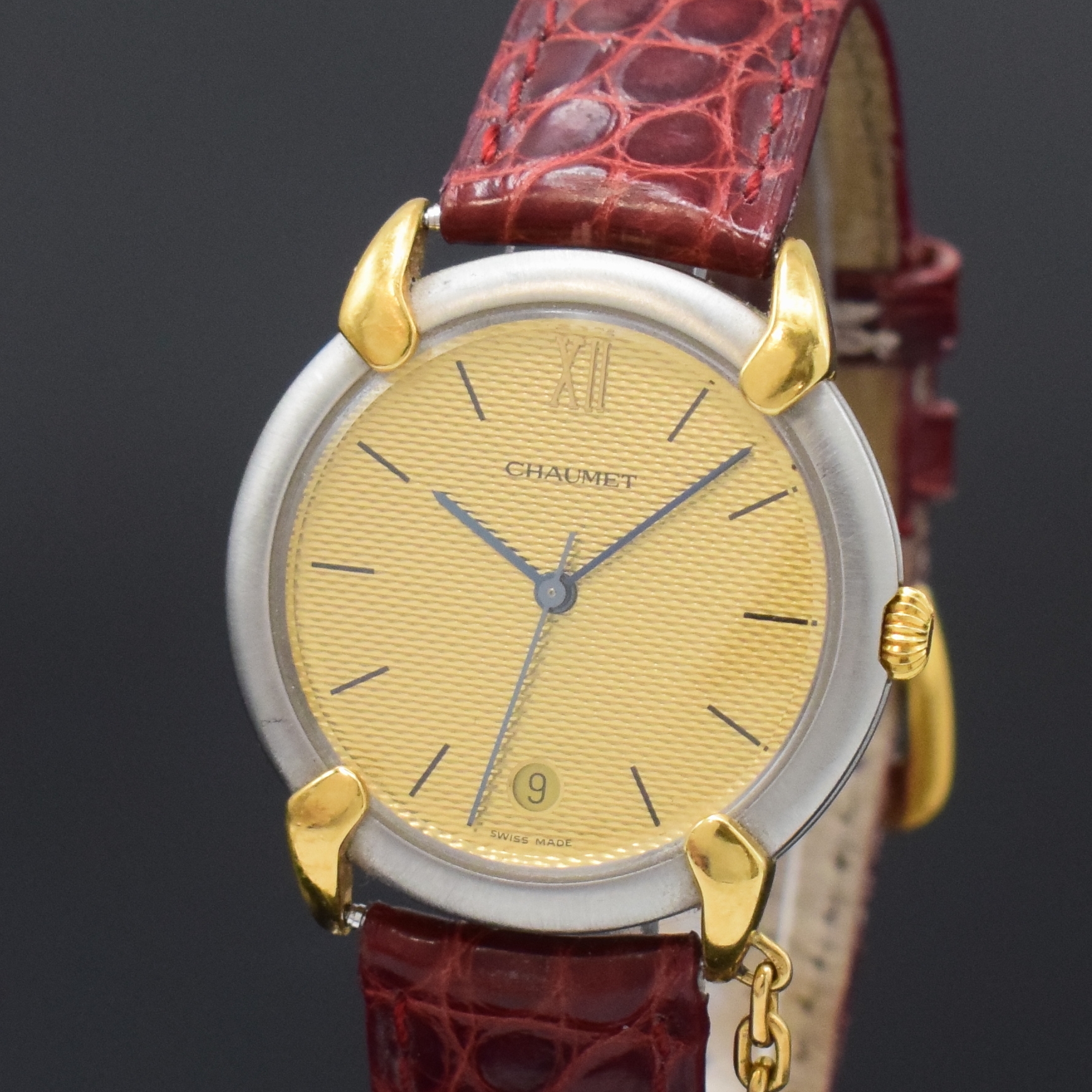 Detail a: CHAUMET Armbanduhr in Stahl und GG 750/000, Schweiz um 1990, quarz, Lederband m. verg. orig. Dornschl., 1 Brillant, Anstöße in GG 750/000, Boden ...