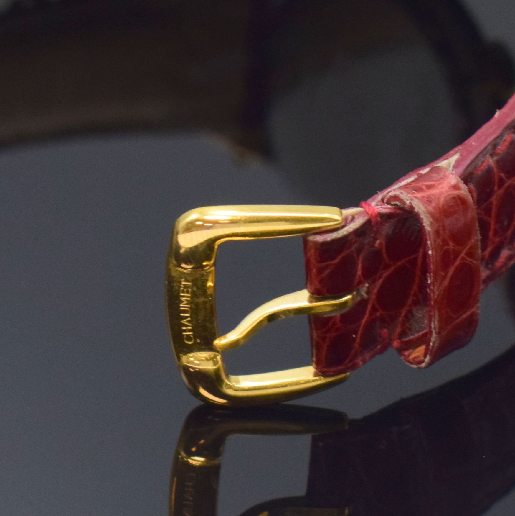 Detail b: CHAUMET Armbanduhr in Stahl und GG 750/000, Schweiz um 1990, quarz, Lederband m. verg. orig. Dornschl., 1 Brillant, Anstöße in GG 750/000, Boden ...