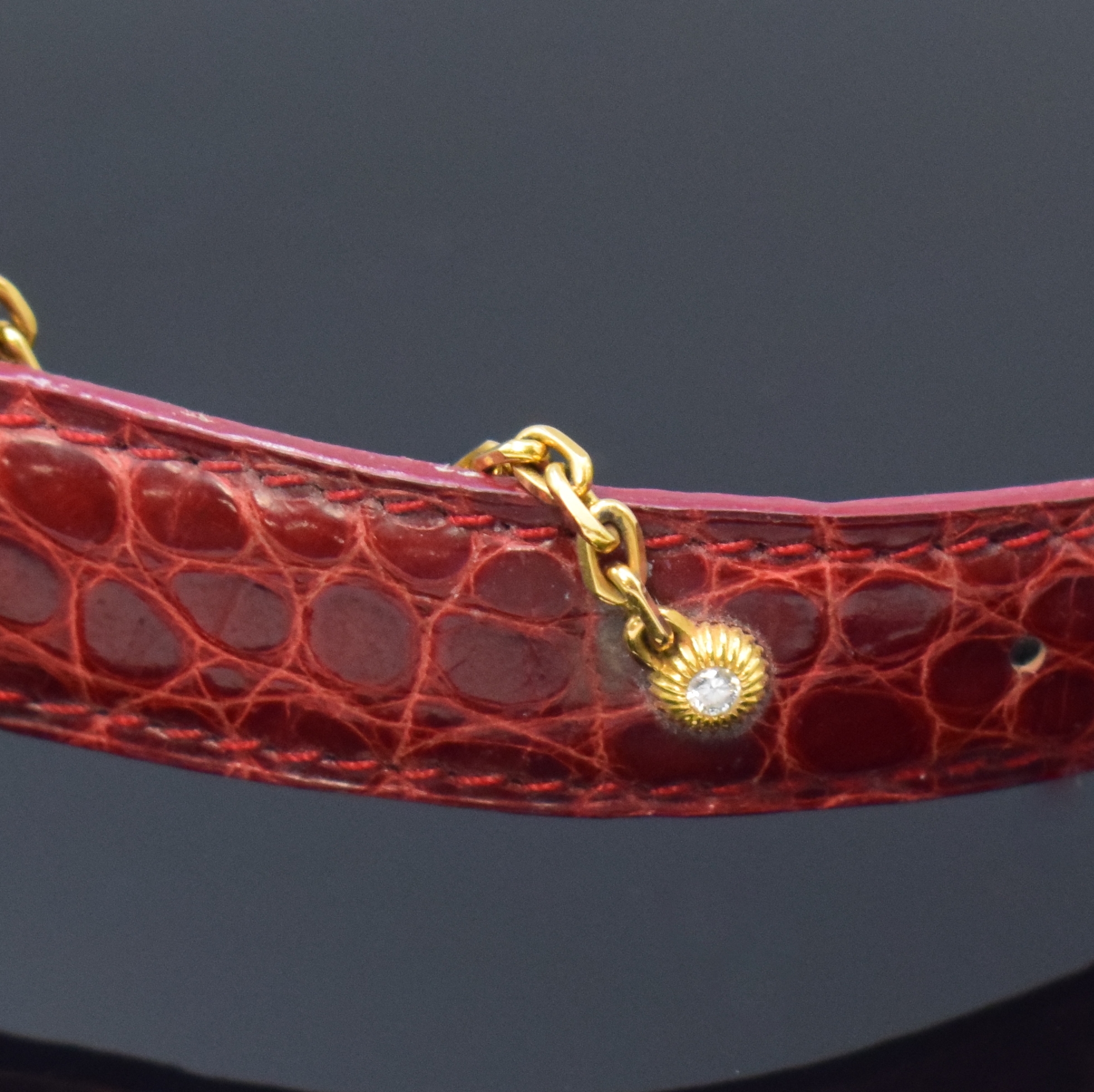 Detail c: CHAUMET Armbanduhr in Stahl und GG 750/000, Schweiz um 1990, quarz, Lederband m. verg. orig. Dornschl., 1 Brillant, Anstöße in GG 750/000, Boden ...