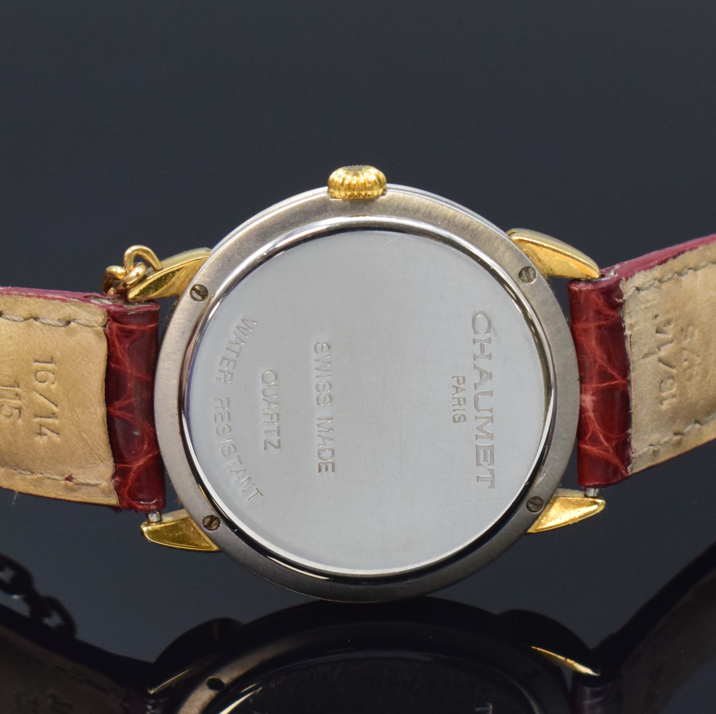 Detail d: CHAUMET Armbanduhr in Stahl und GG 750/000, Schweiz um 1990, quarz, Lederband m. verg. orig. Dornschl., 1 Brillant, Anstöße in GG 750/000, Boden ...