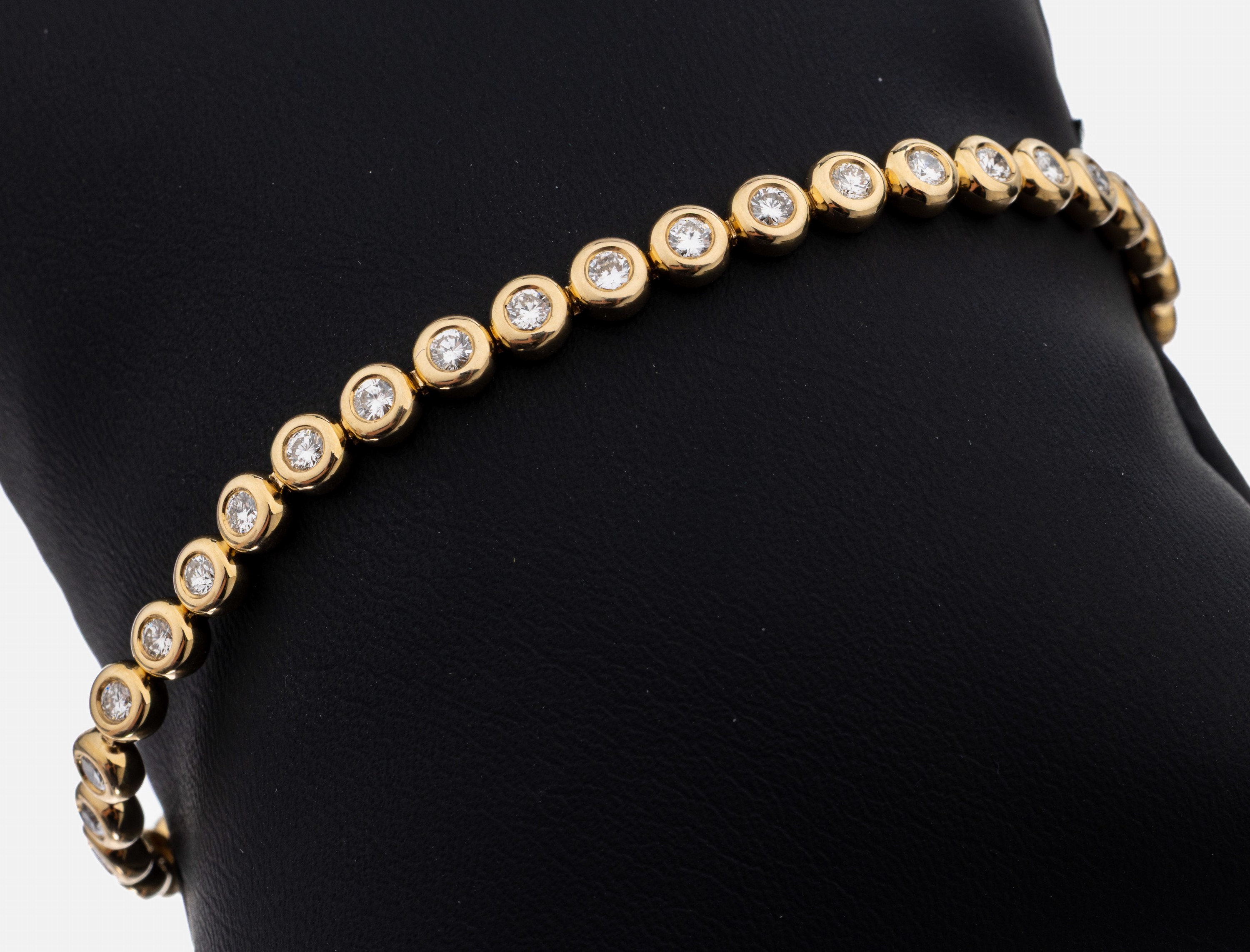 14 kt Gold Brillant-Linienarmband, GG 585/000, 40 Brillanten zus. ca. 1.82 ct feinesWeiß-Weiß/vs-si, ca. 11.4 g, L. ca. 18.5 cm, Kastenschloss mit ...