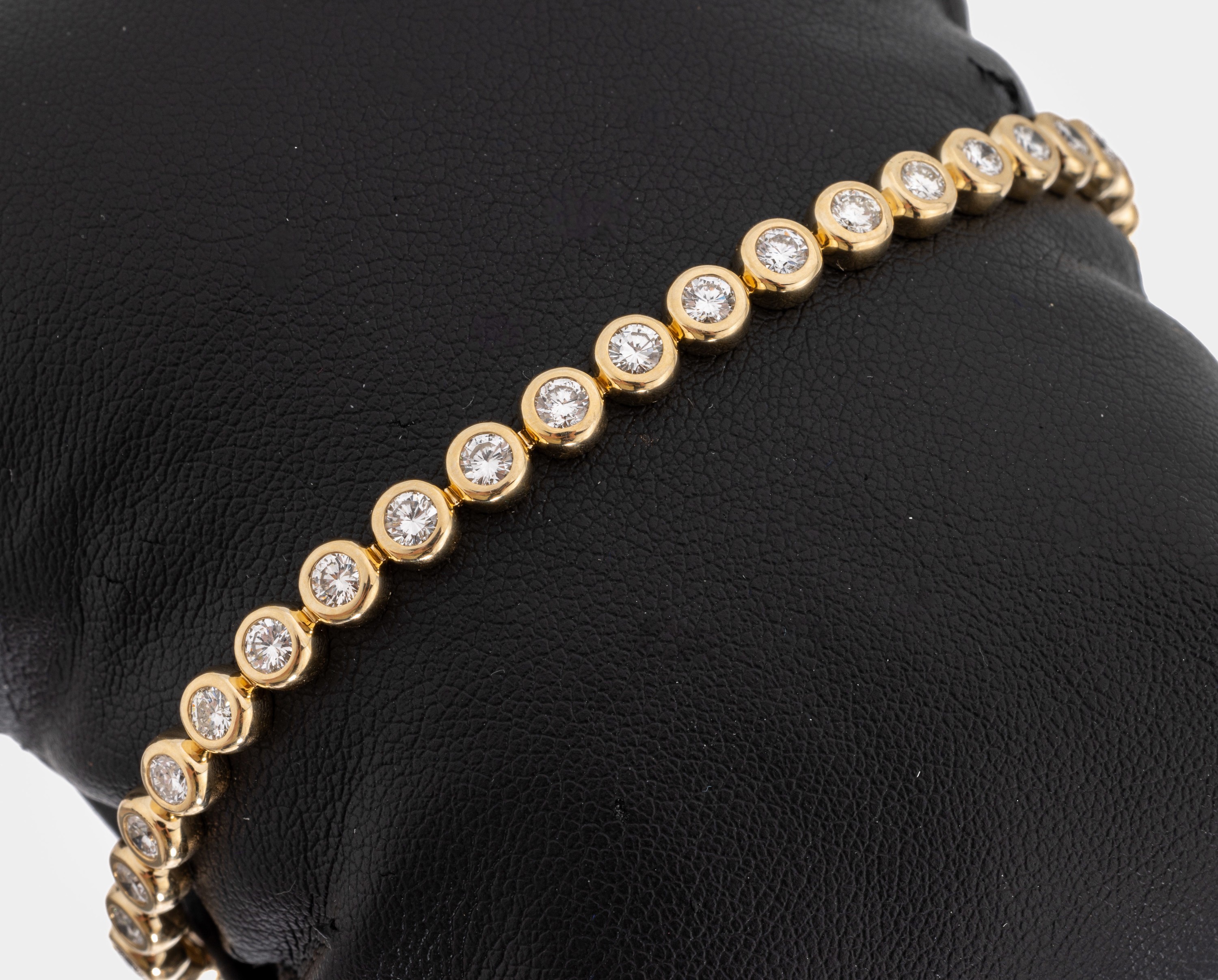 14 kt Gold Brillant-Linienarmband, GG 585/000, 37 Brillanten zus. ca. 3.74 ct feinesWeiß-Weiß/vs-si, ca. 10.5 g, L. ca. 18.5 cm, Kastenschloss mit ...