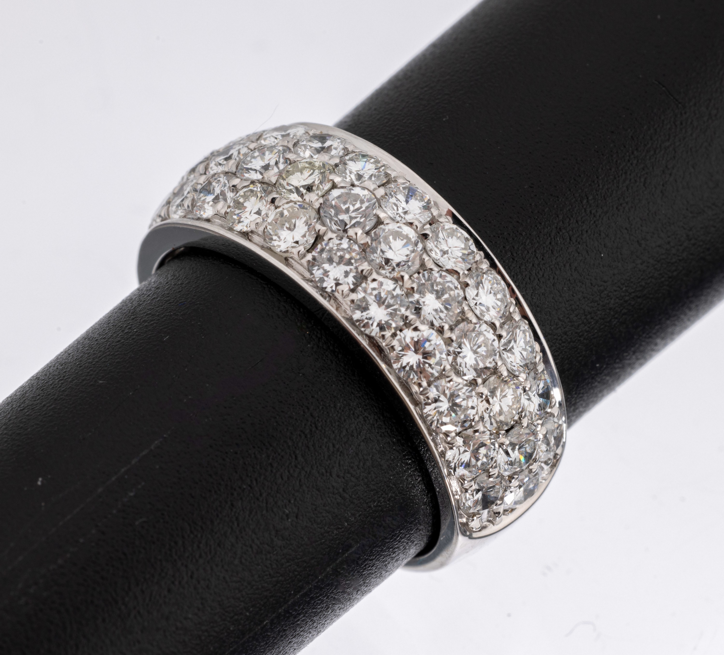 14 kt Gold Brillant-Ring, WG 585/000, 3-reihig mit Brillanten ausgefasst zus. ca. 2.59 ct feines Weiß-Weiß/vs-si, RW 56, ca. 5.4 g