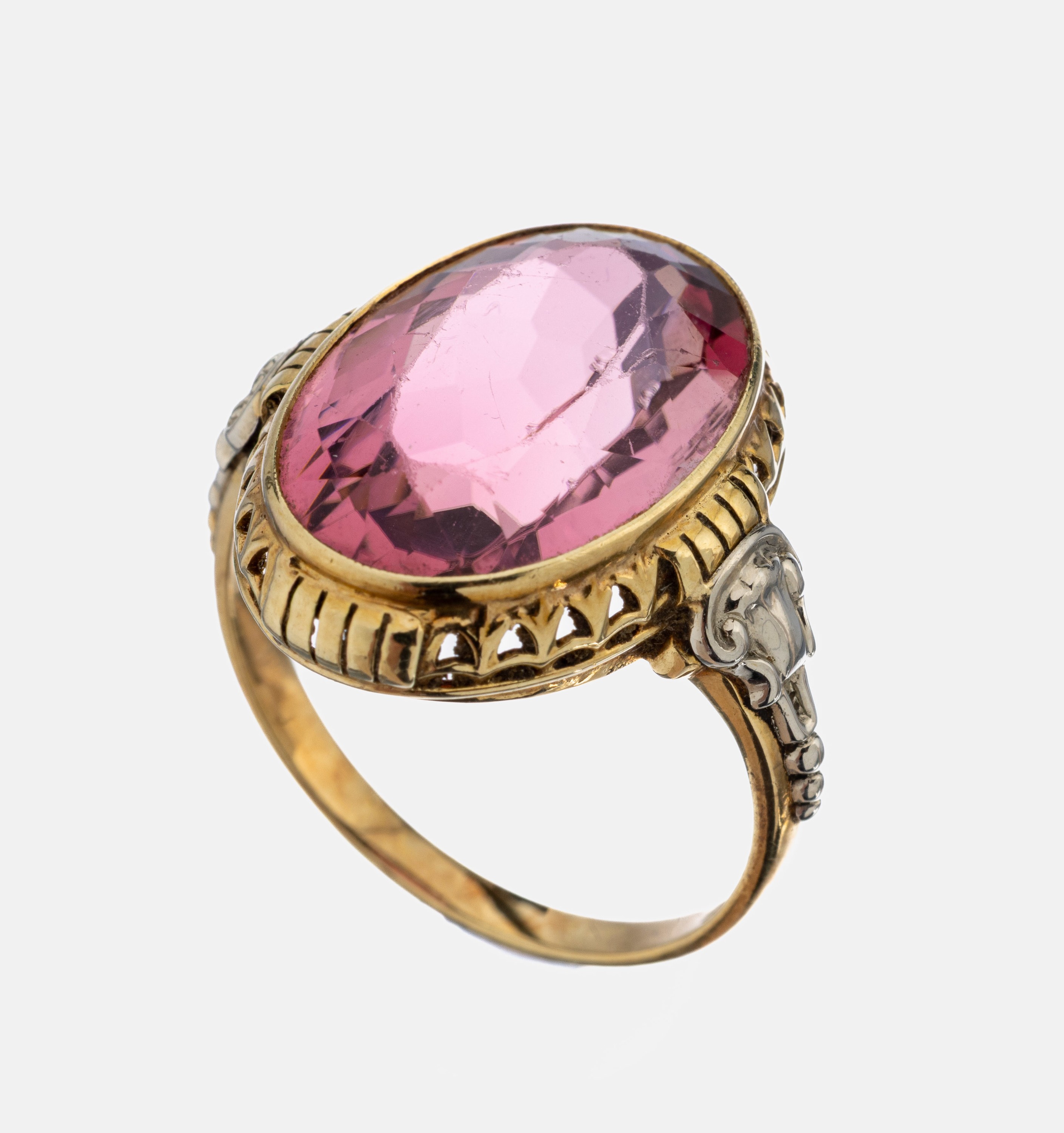 14 kt Gold Rubelith-Ring, 1930er Jahre, GG/WG 585/000, ovalfacett. Rubelith ca. 6.00 ct, Ringfassung mit Durchbrucharbeit, ca. 5.8 g, RW 54