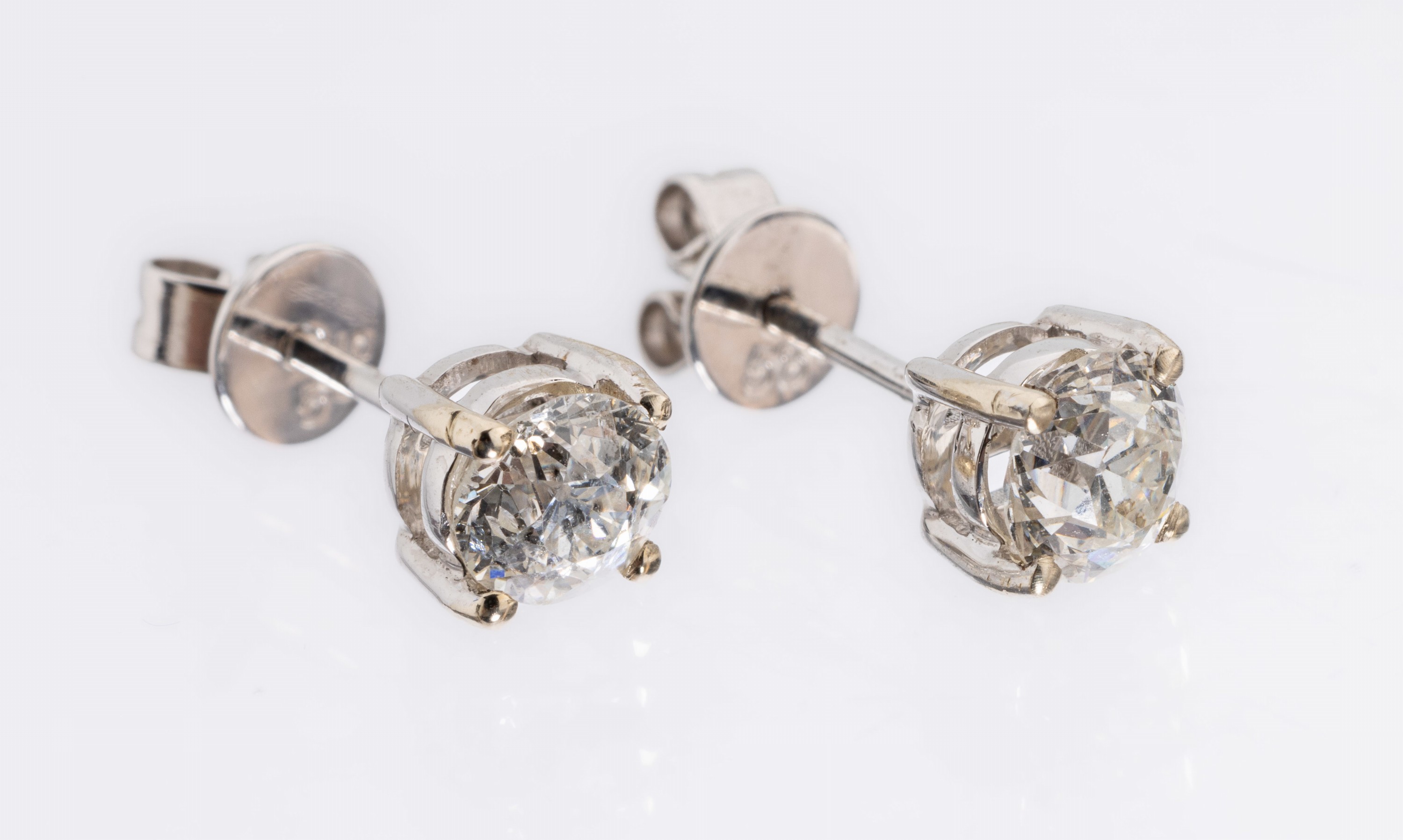 Paar 14 kt Gold Diamant-Ohrstecker, WG 585/000, 2 Altschliff-Diamanten zus. ca. 0.91 ct Weiß/si-p1