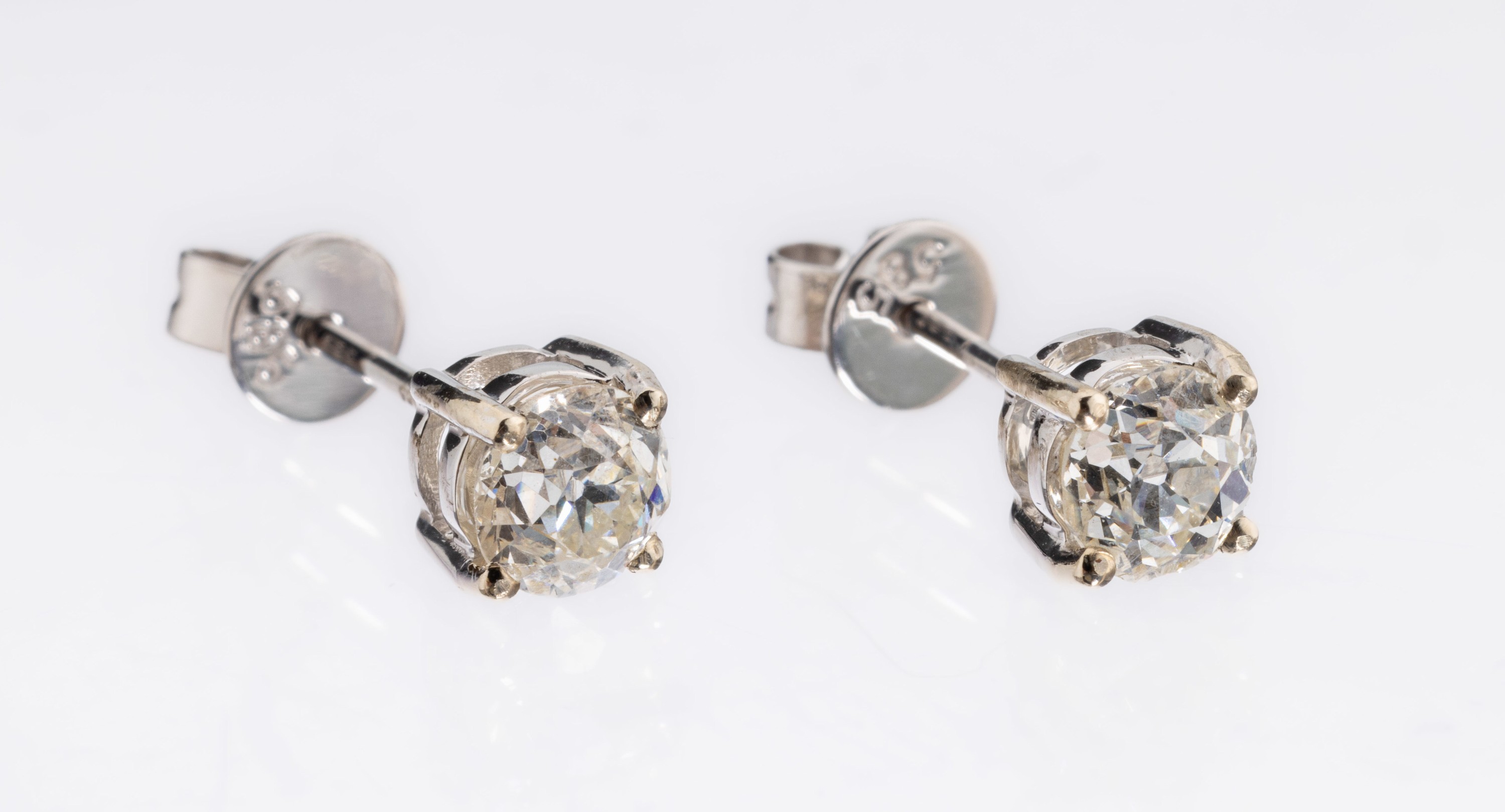Paar 14 kt Gold Diamant-Ohrstecker, WG 585/ 000, 2 Altschliff-Diamanten zus. ca. 0.86 ct Weiß-l.get.Weiß/si