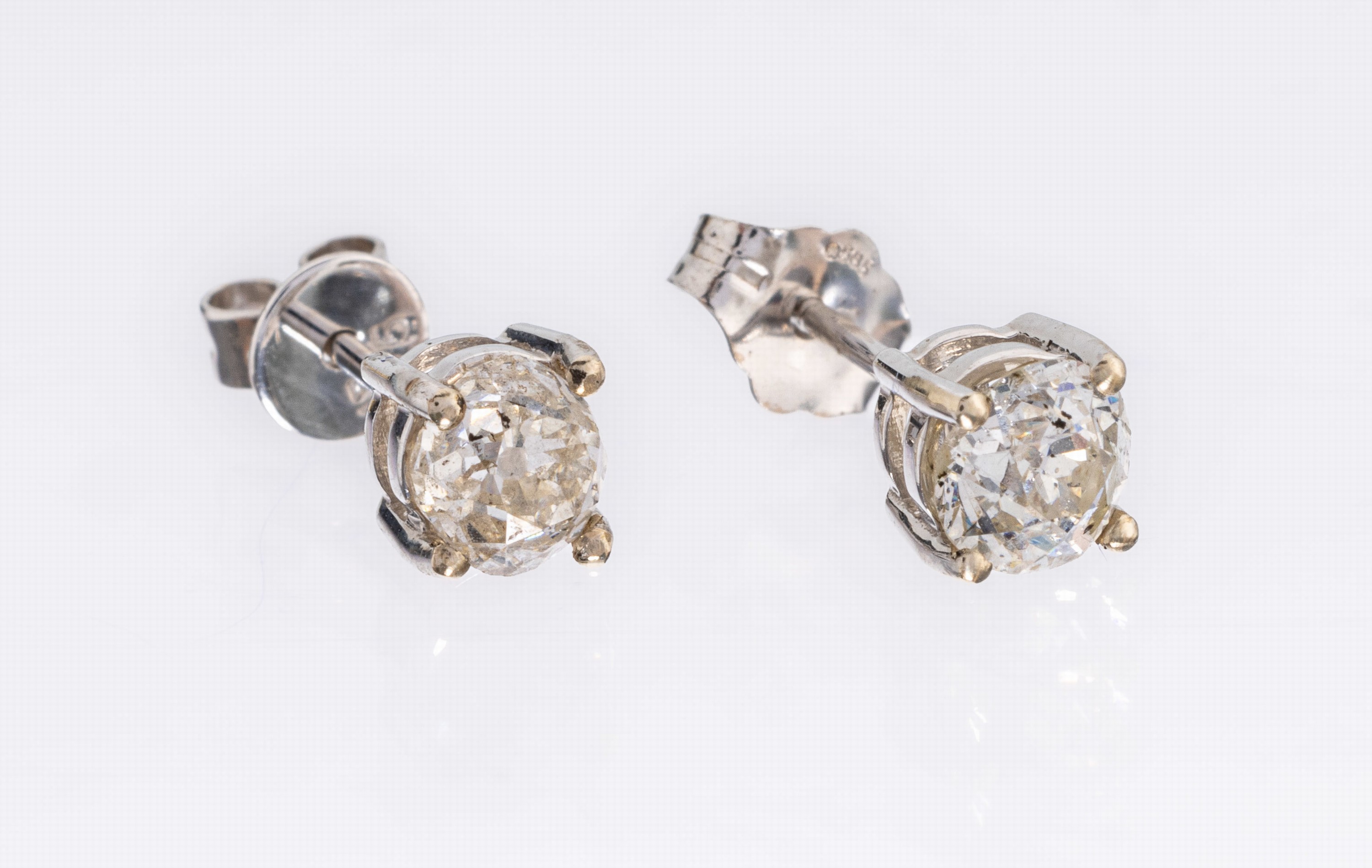 Paar 14 kt Gold Diamant-Ohrstecker, WG 585/000, 2 Altschliff-Diamanten zus. ca. 0.92 ct Weiß/si-p1