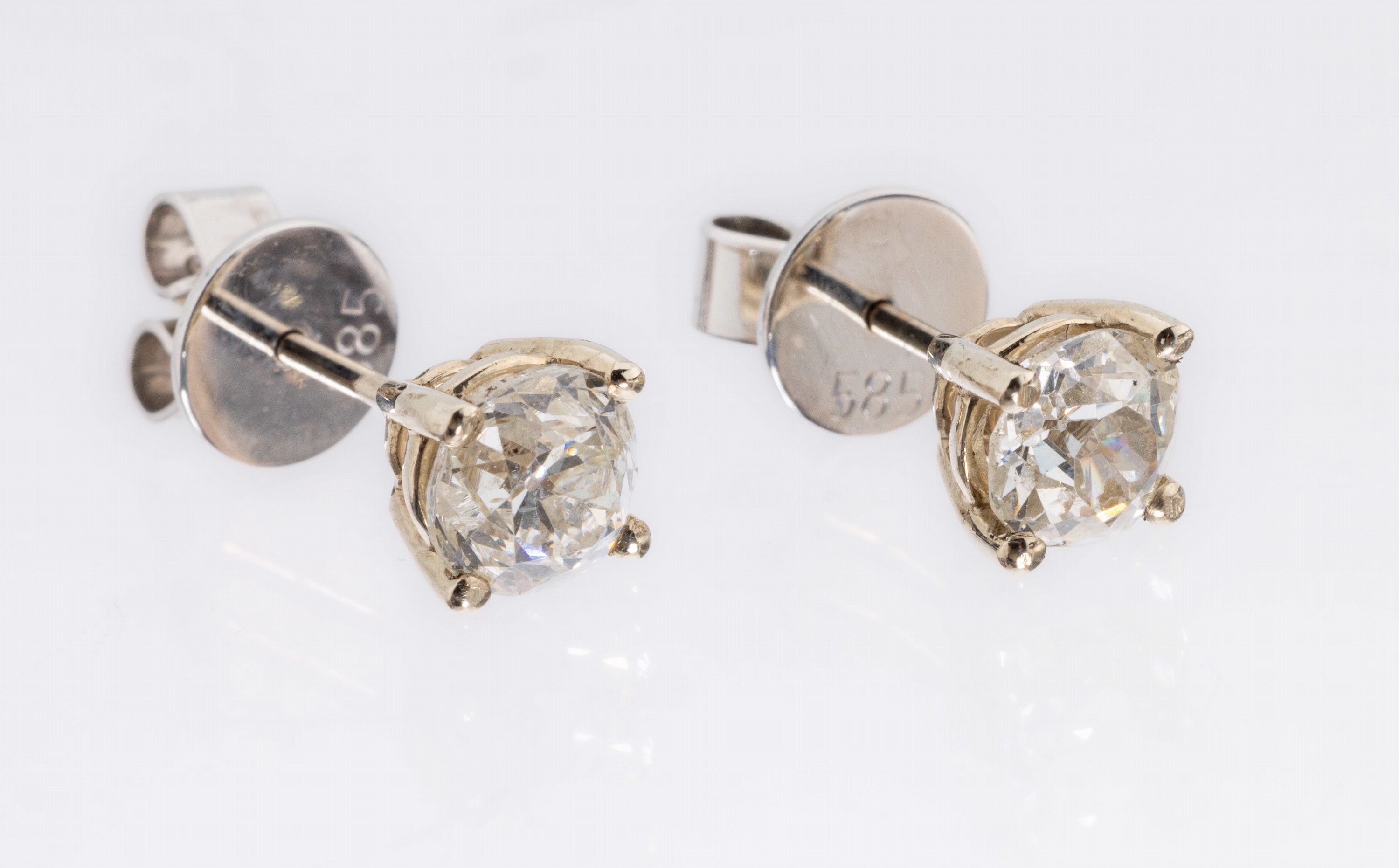 Paar 14 kt Gold Diamant-Ohrstecker, WG 585/000, 2 Altschliff-Diamanten zus. ca. 1.72 ct Weiß/si-p1