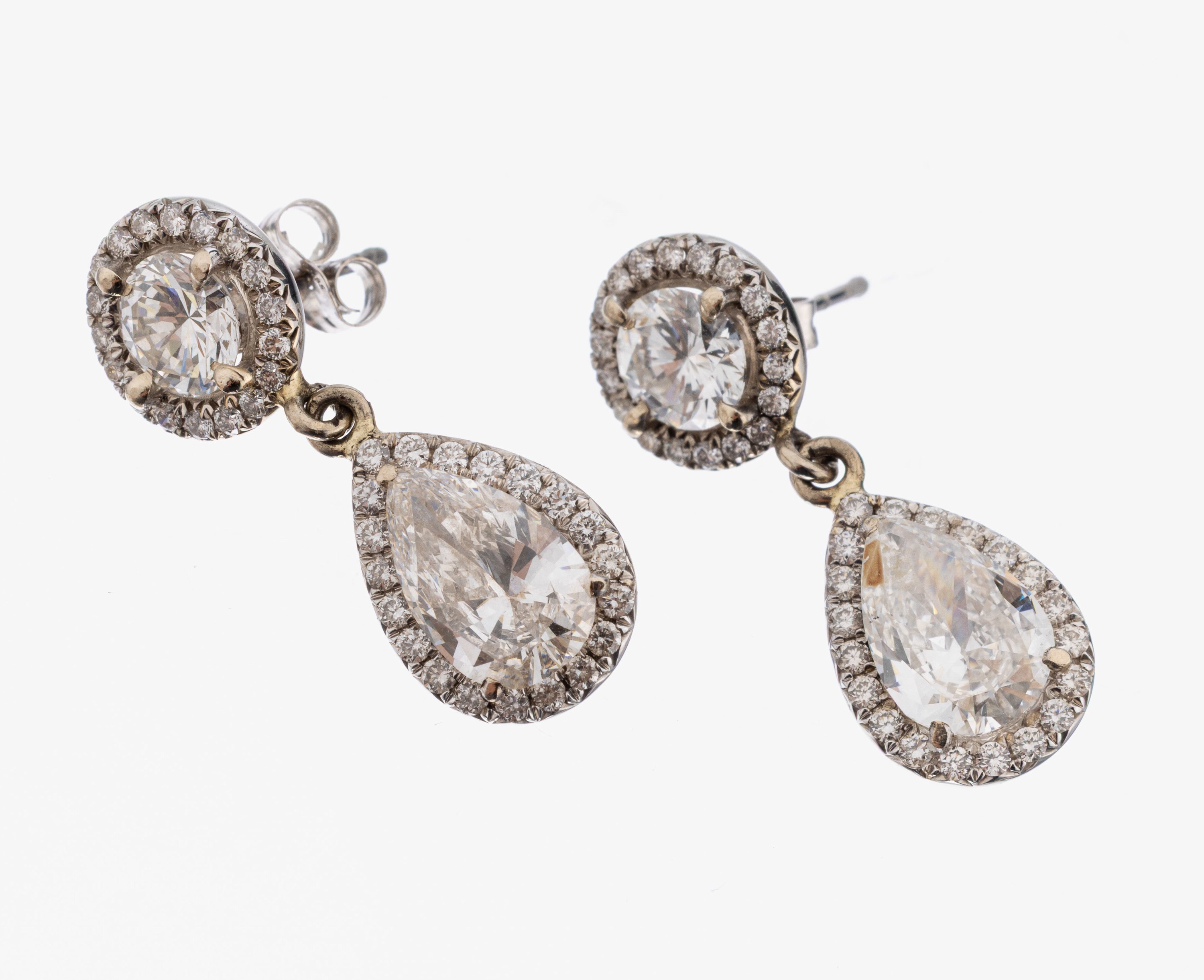 Paar 18 kt Gold Diamant-Ohrgehänge, WG 750/000, 1 Brillant 0.78 ct feines Weiß (G)/vvs1, 1 Brillant 0.78 ct Weiß(H)/vs1, 1 Diamant-Tropfen 1.45 ...