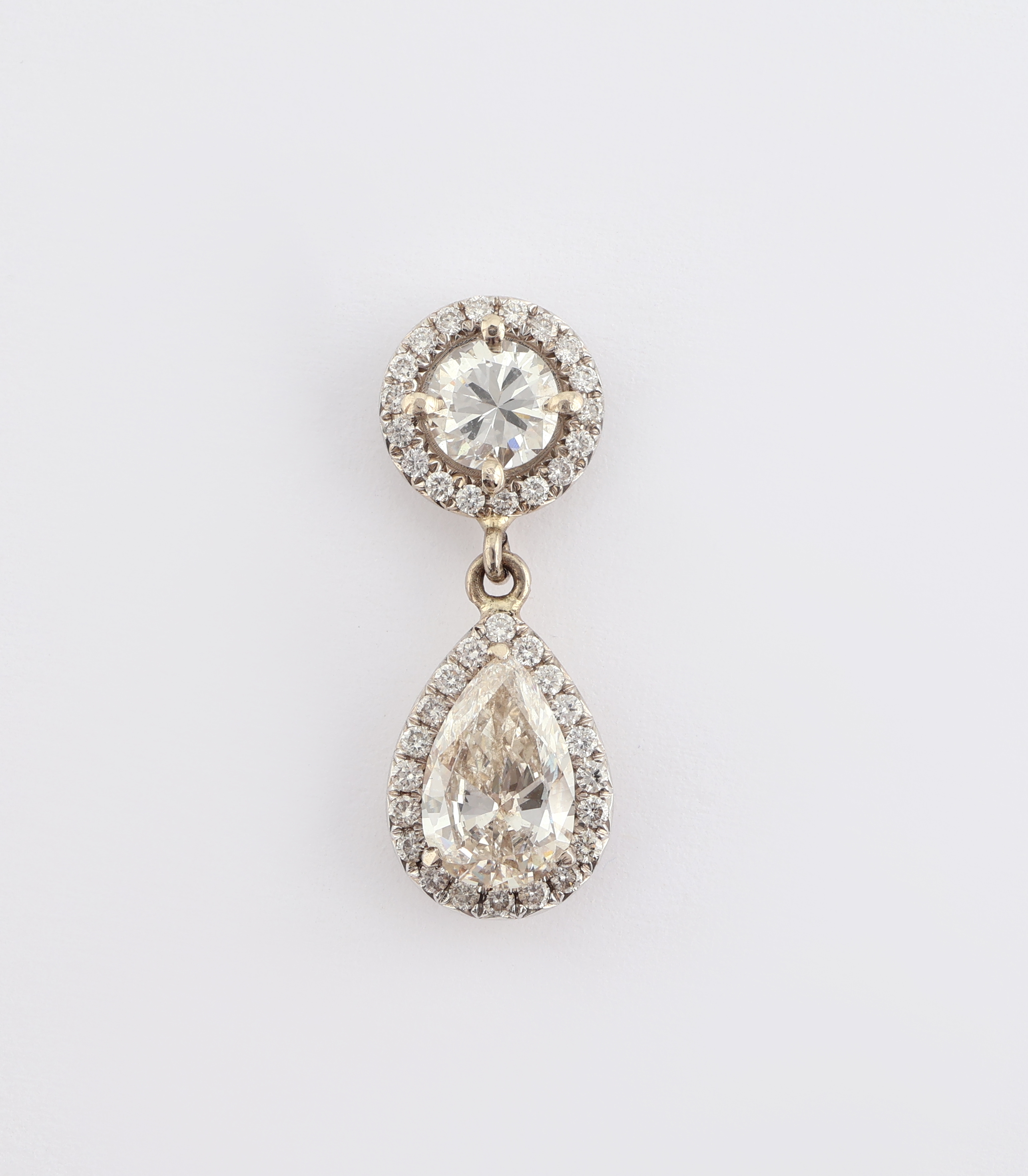 Detail a: Paar 18 kt Gold Diamant-Ohrgehänge, WG 750/000, 1 Brillant 0.78 ct feines Weiß (G)/vvs1, 1 Brillant 0.78 ct Weiß(H)/vs1, 1 Diamant-Tropfen 1.45 ...