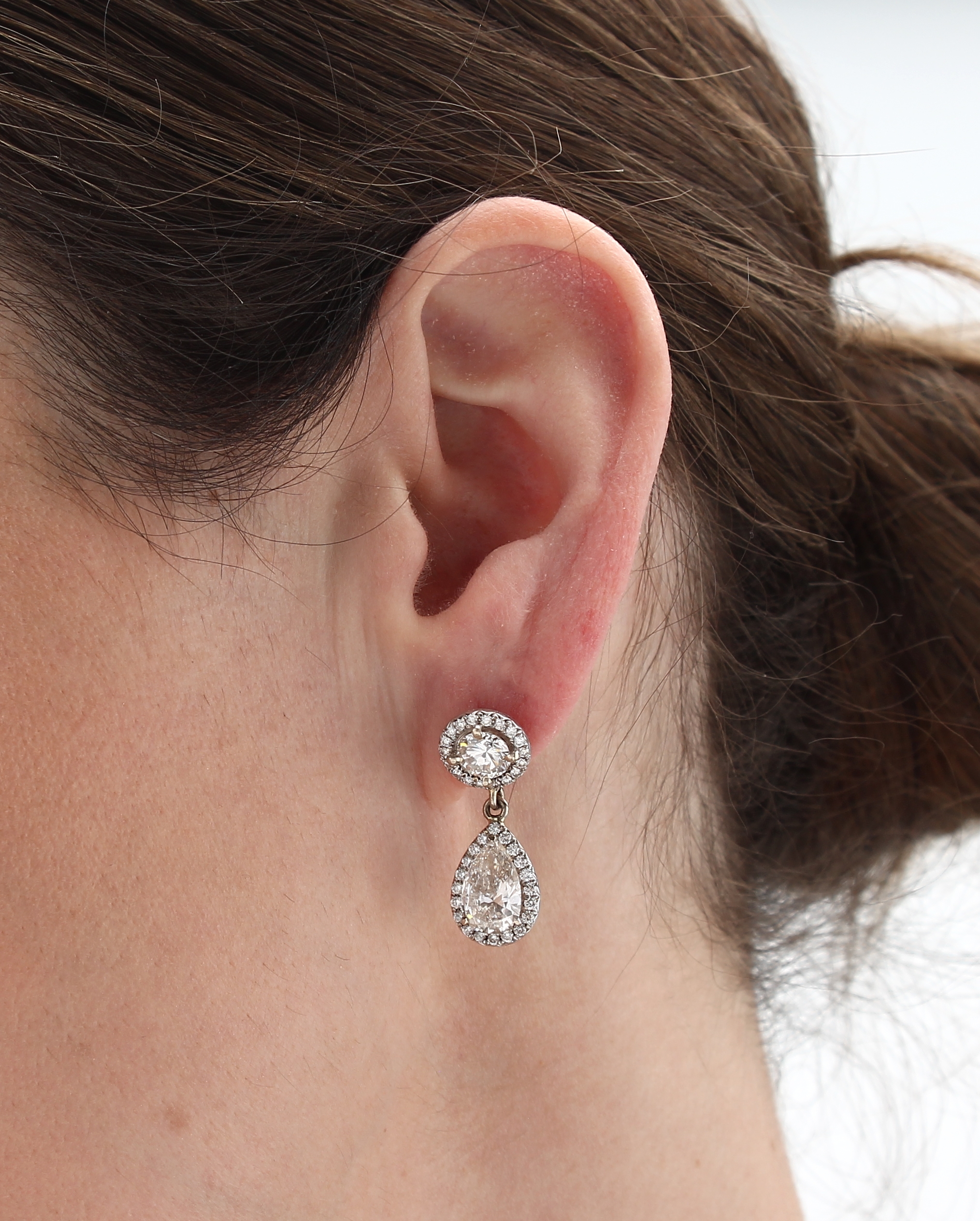 Detail b: Paar 18 kt Gold Diamant-Ohrgehänge, WG 750/000, 1 Brillant 0.78 ct feines Weiß (G)/vvs1, 1 Brillant 0.78 ct Weiß(H)/vs1, 1 Diamant-Tropfen 1.45 ...