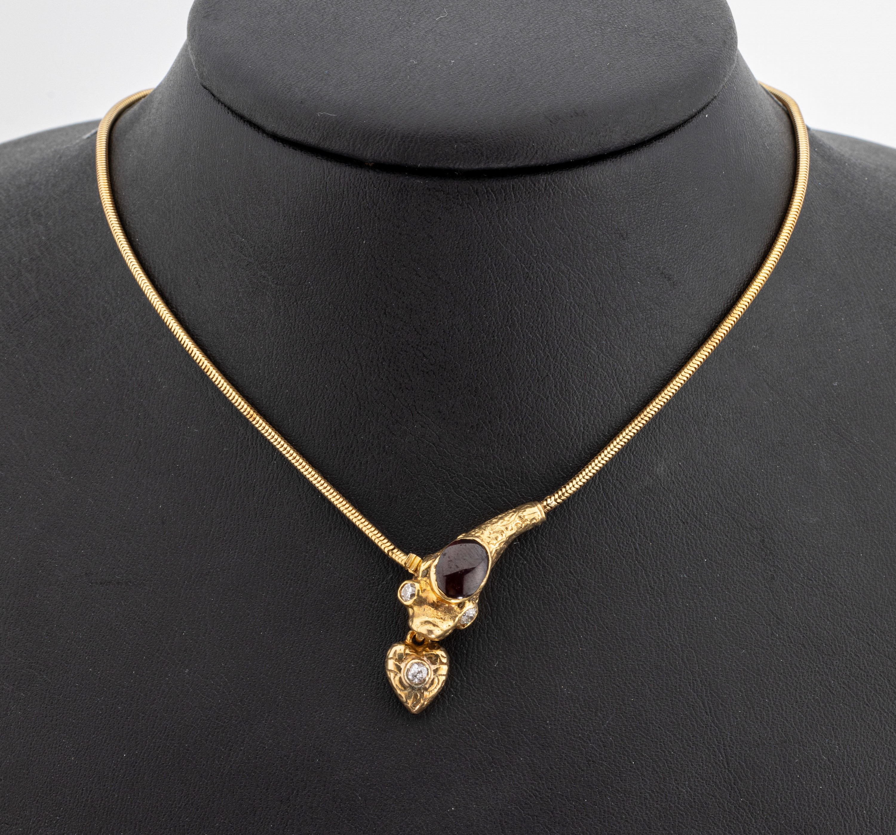 14 kt Gold Schlangencollier, GG 585/000, Schließe in Schlangenkopf eingearbeitet, Granatcabochon ca. 1.20 ct, 3 Altschliffdiamanten zus. ca. 0.04 ...