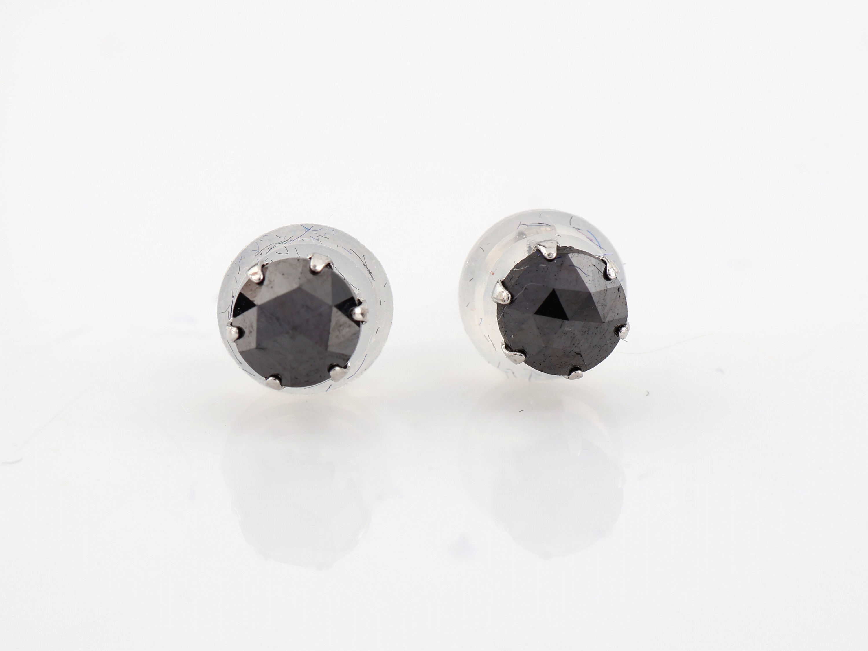 Paar Platin Diamant-Ohrstecker, Pt gepr., 2 schwarze Diamanten zus. ca. 0.50 ct