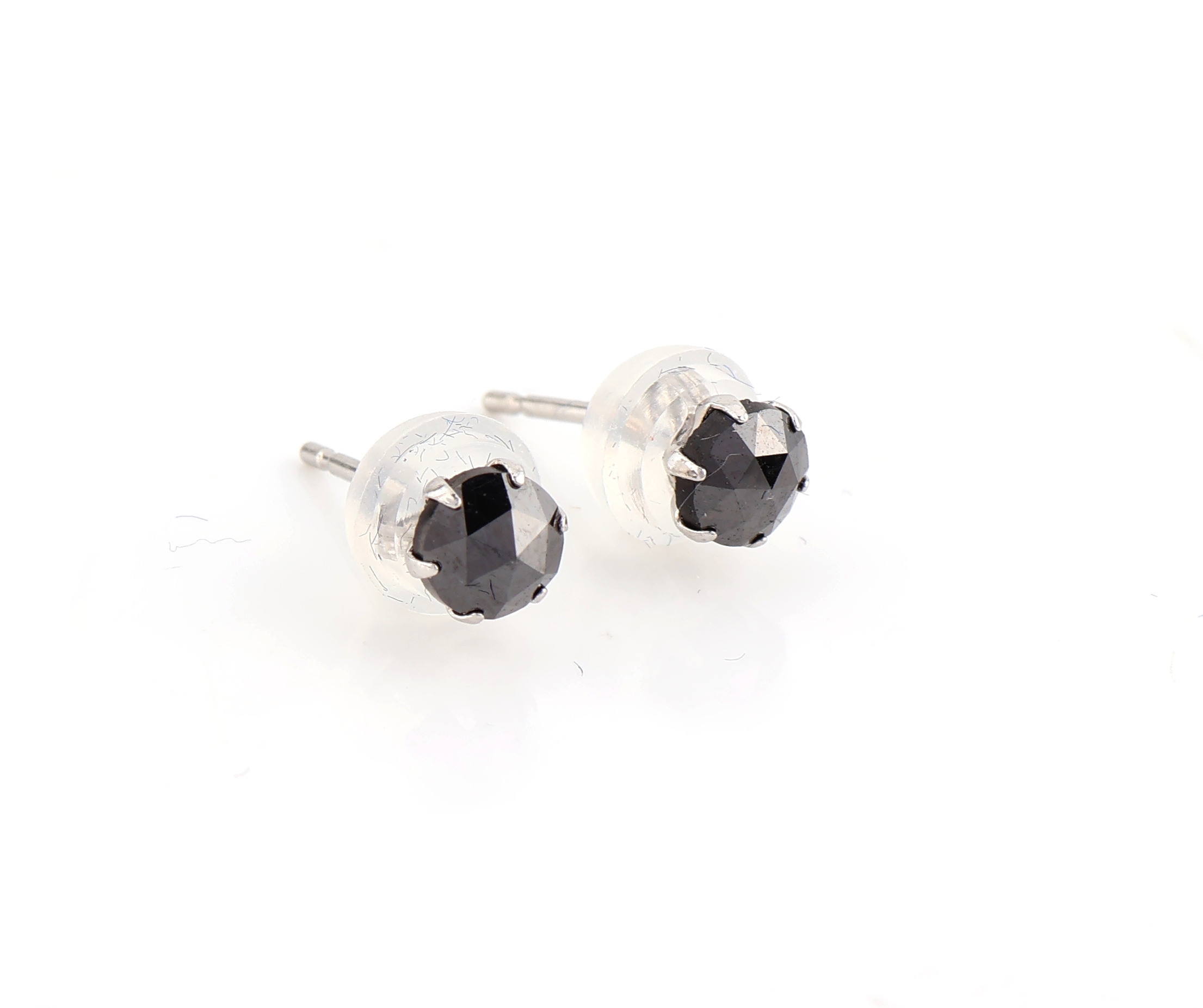 Detail a: Paar Platin Diamant-Ohrstecker, Pt gepr., 2 schwarze Diamanten zus. ca. 0.50 ct