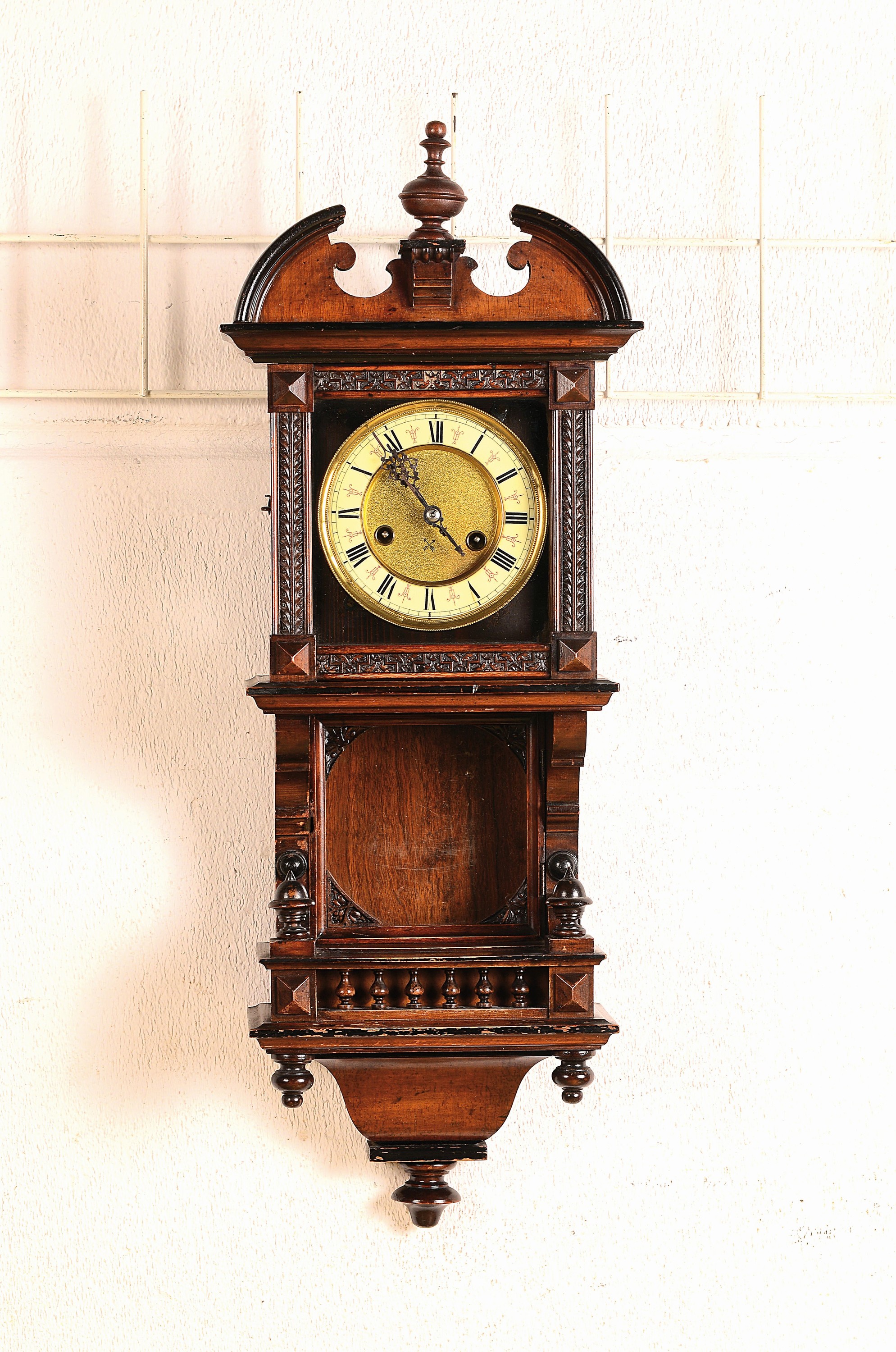 Wanduhr, Marke Pfeilkreuz, um 1900, Historismus, verziertes Holzgehäuse, orig. Aufsatz, Schwungbereich des Pendels hinter Glas, Emailziffernring, ...