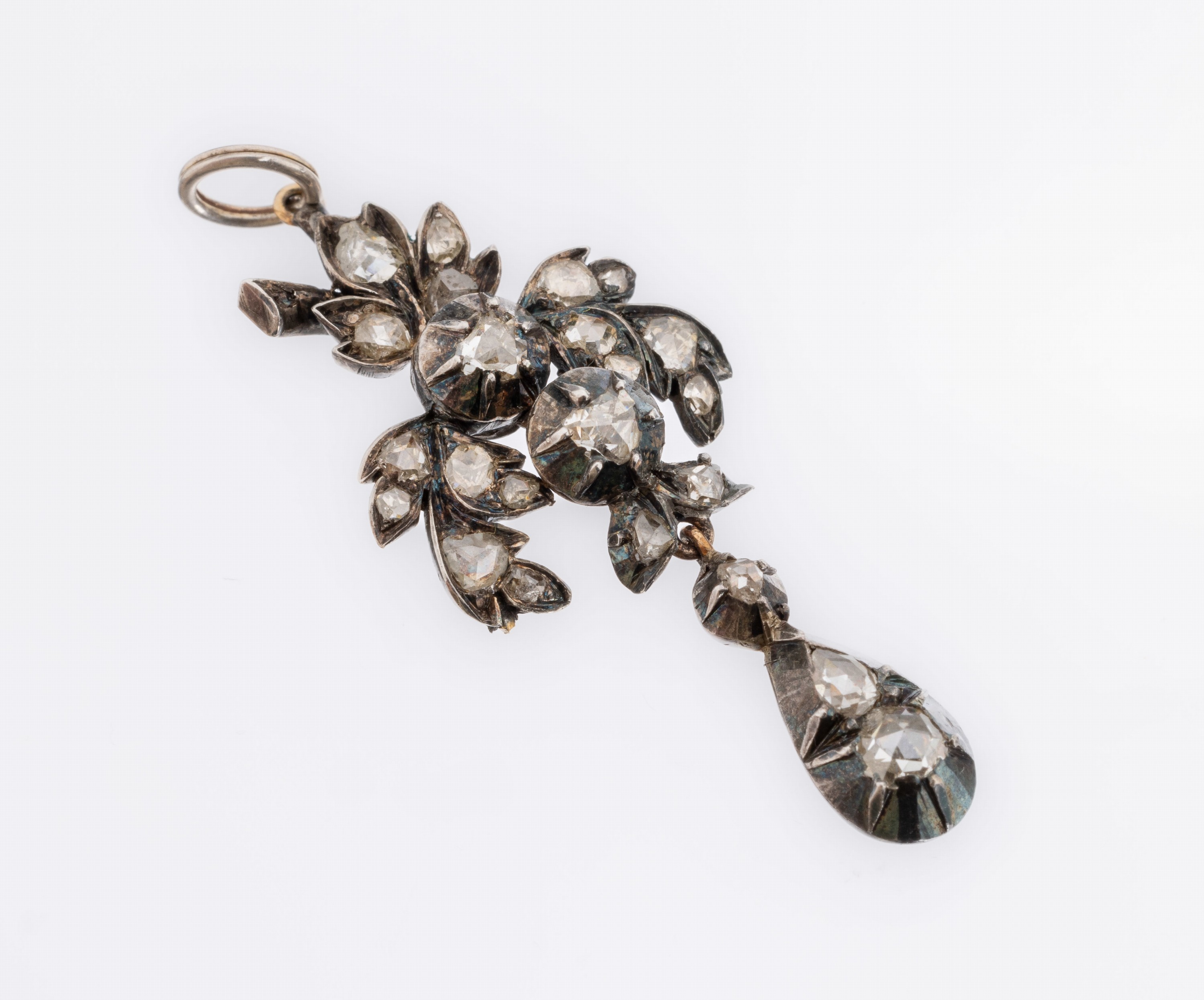 14 kt Gold Diamant-Anhänger, um 1820, GG 585/000 und Silber, verbödete Diamantrosen zus. ca. 1.0 ct Weiß-l.get.Weiß/p1, bewegl. gearbeitet, ...
