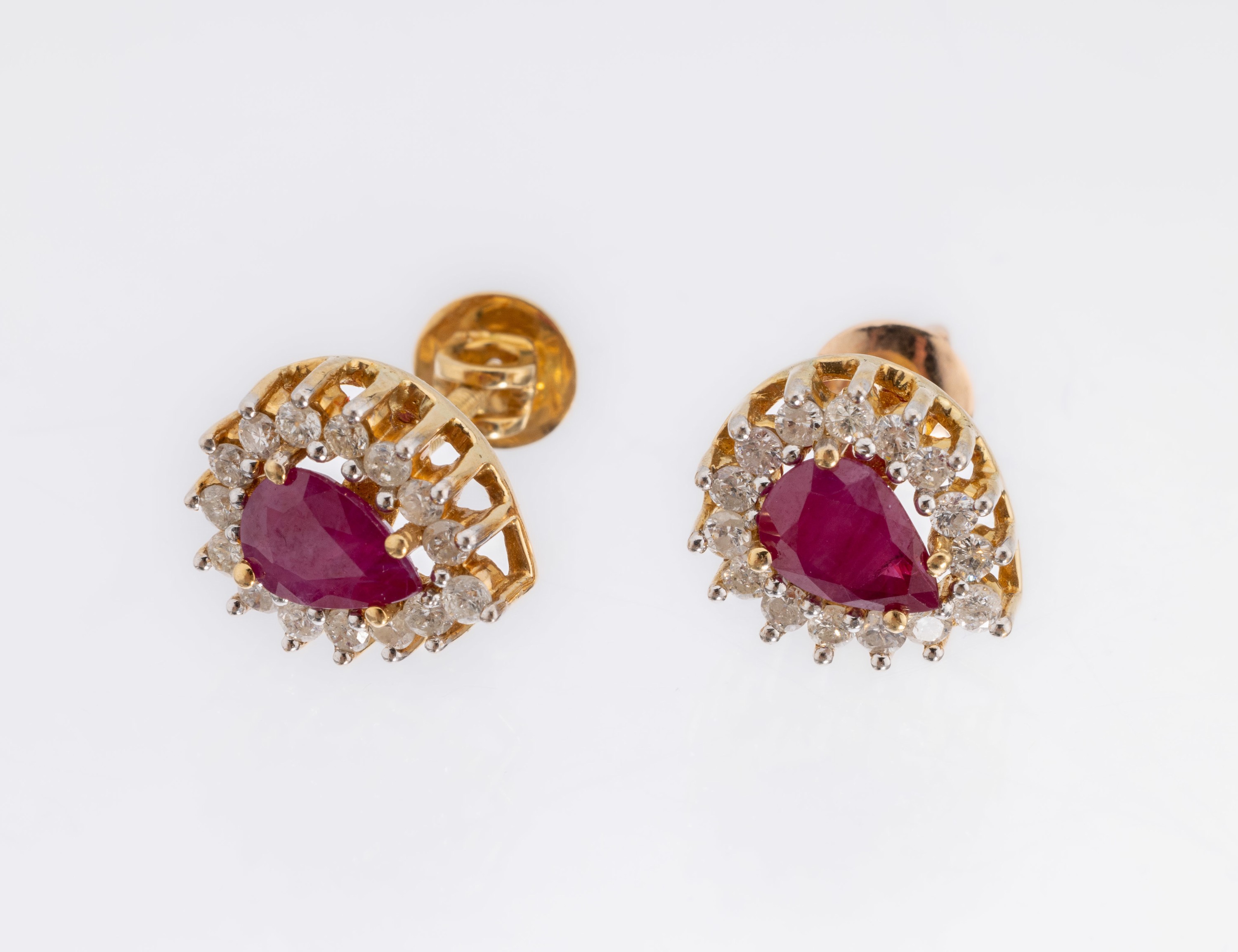 Paar 18 kt Gold Rubin-Brillant-Ohrstecker, GG 750/000, 2 facett. Rubin-Tropfen zus. ca. 1.20 ct, 30 Brillanten zus. ca. 0.50 ct Weiß/si-p1, ...