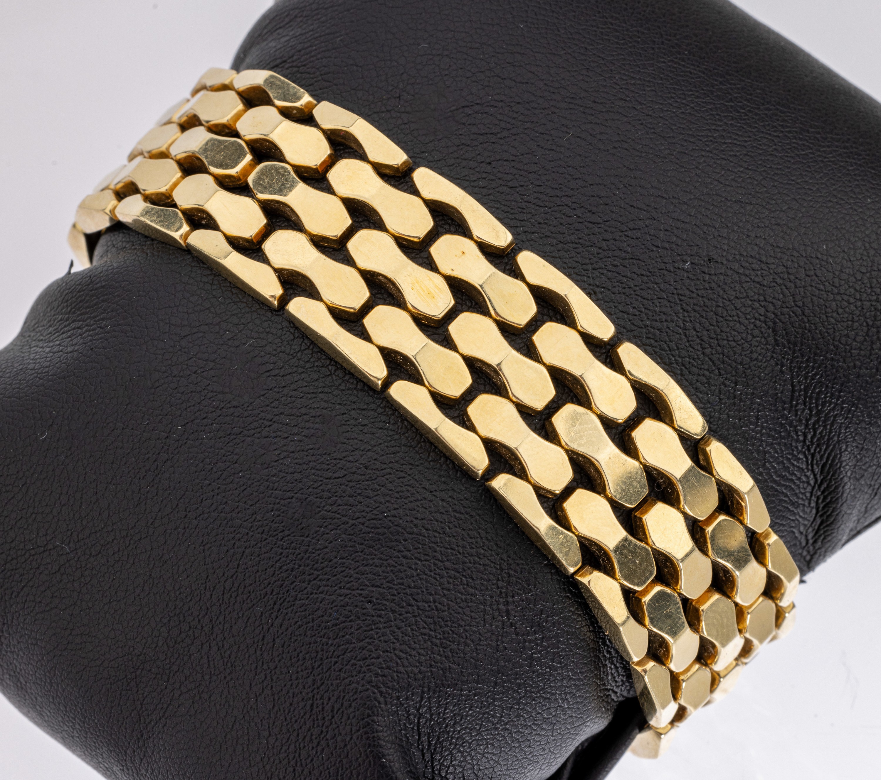 14 kt Gold Armband, GG 585/000, 5-rhg. Backsteinoptik mit geschwungenen Gliedern, B. ca. 1.9 cm, L. ca. 19 cm, Kastenschloss mit 2 ...