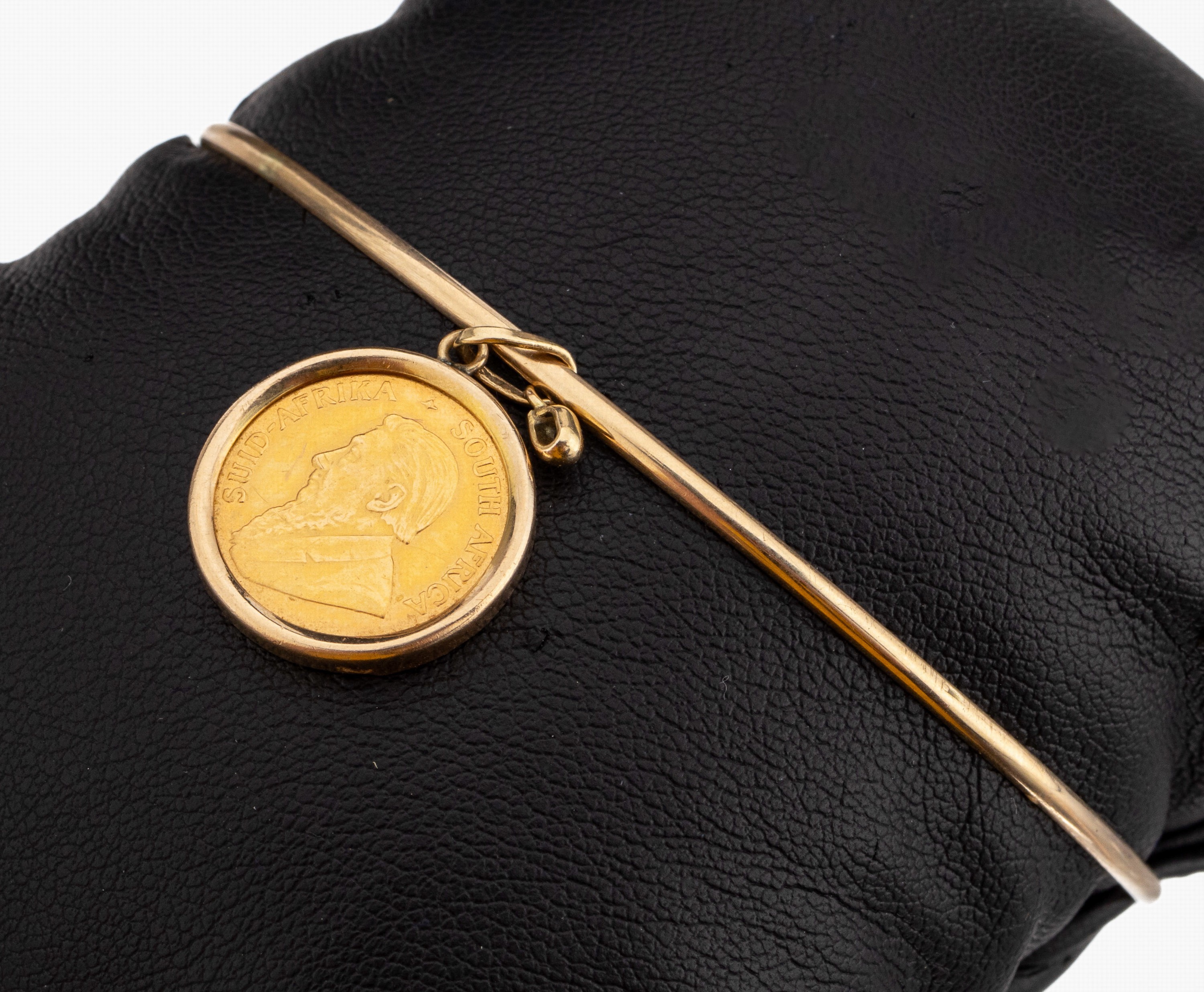 8 kt Gold Armreif mit Münzanhänger, GG 333/000, schlicht, Anhänger mit lose gefassterGoldmünze, 1/10 Krügerrand, D. ca. 6.6 cm, ca.6.8 g