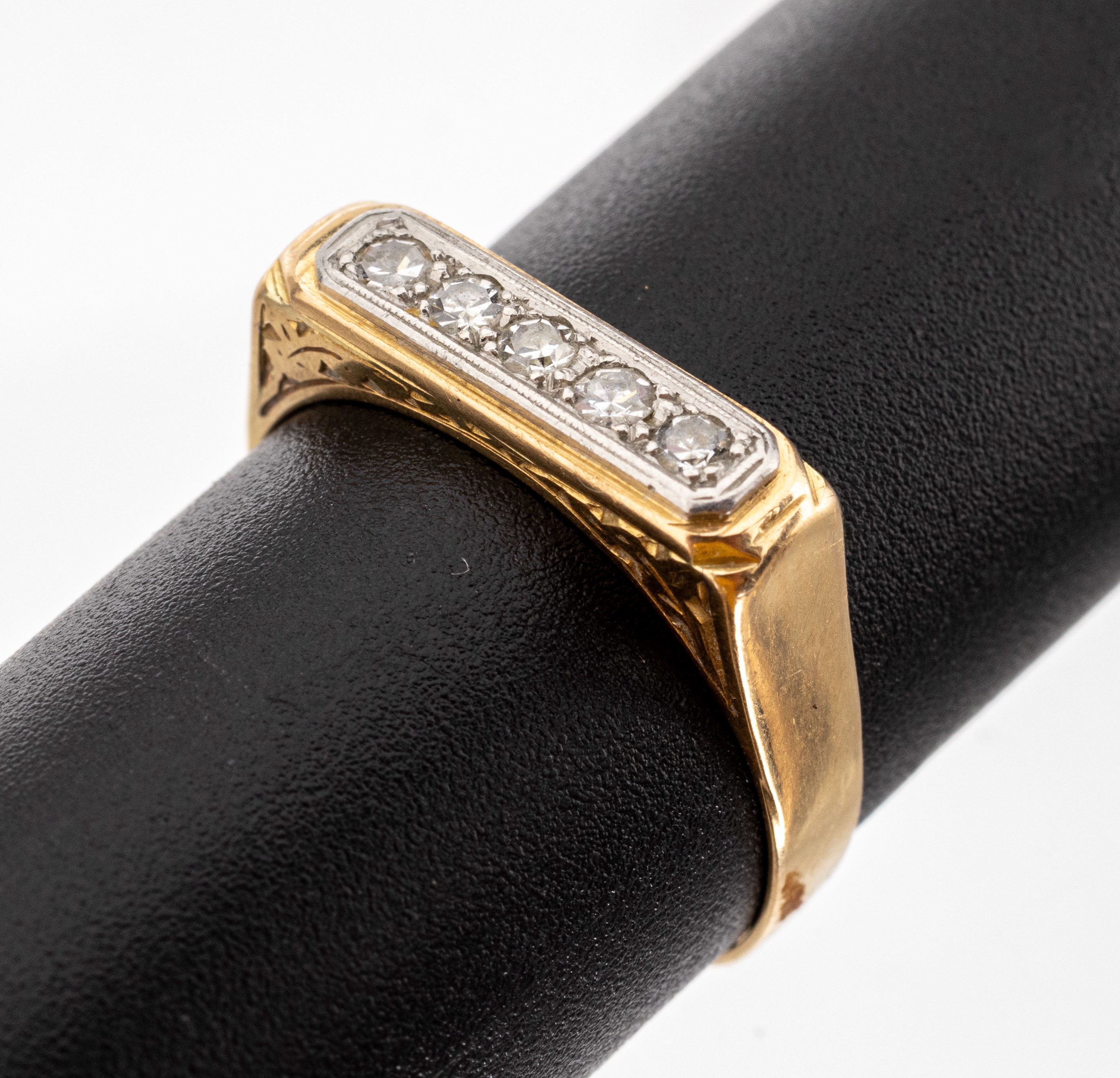 14 kt Gold Diamant-Ring, GG/WG 585/000 gepr., 1940er Jahre, 5 in WG gefasste 8/8- Diamanten zus. ca. 0.15 ct Weiss/si, RW 57, ca. 2.8 g, seitl. ...