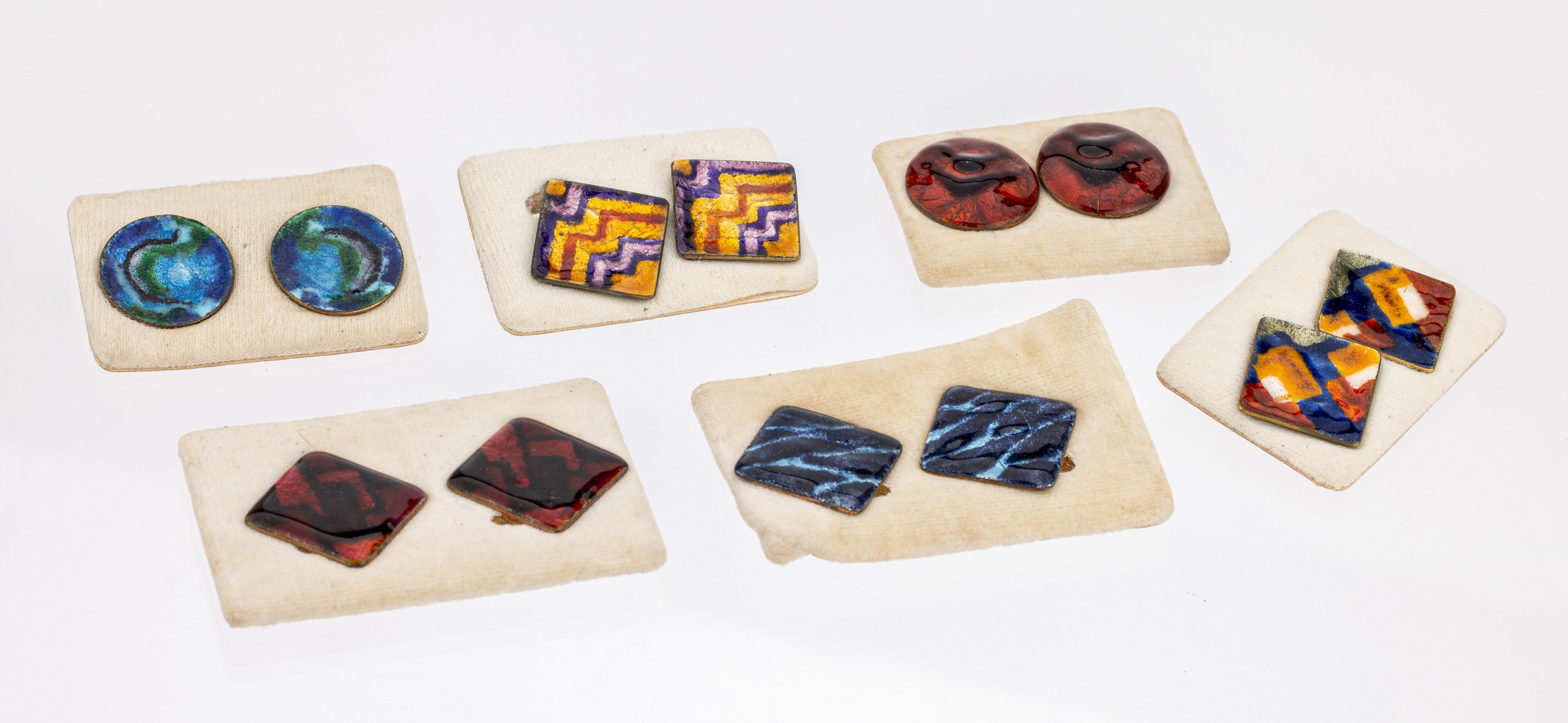 Konvolut 6 Paar Ohrclips, Metall, 1930er- 40er Jahre, quadratisch und rund, polychrom emailliert, reichhaltig