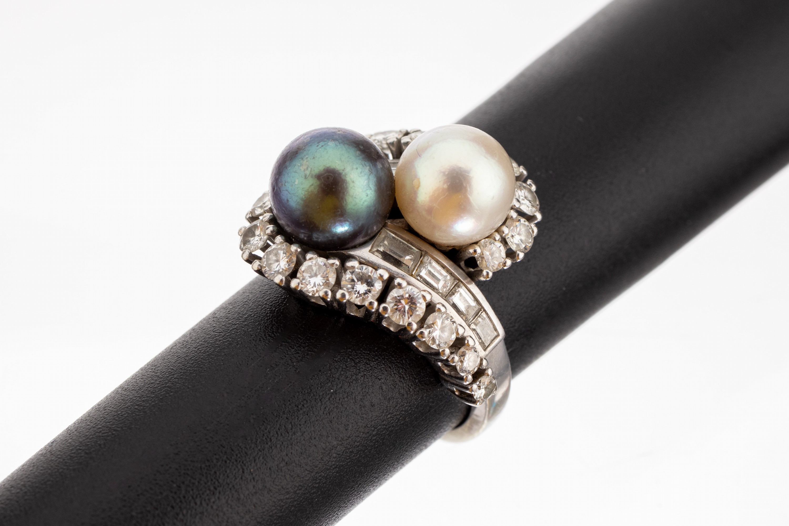 18 kt Gold Perl-Diamant-Ring, WG 750/000, geschwungen, mittig 2 Zuchtperlen, 1 x Akoyazuchtperle, D. ca. 7.7 mm, 1 x Tahitizuchtperle, D. ca. 7.6 ...