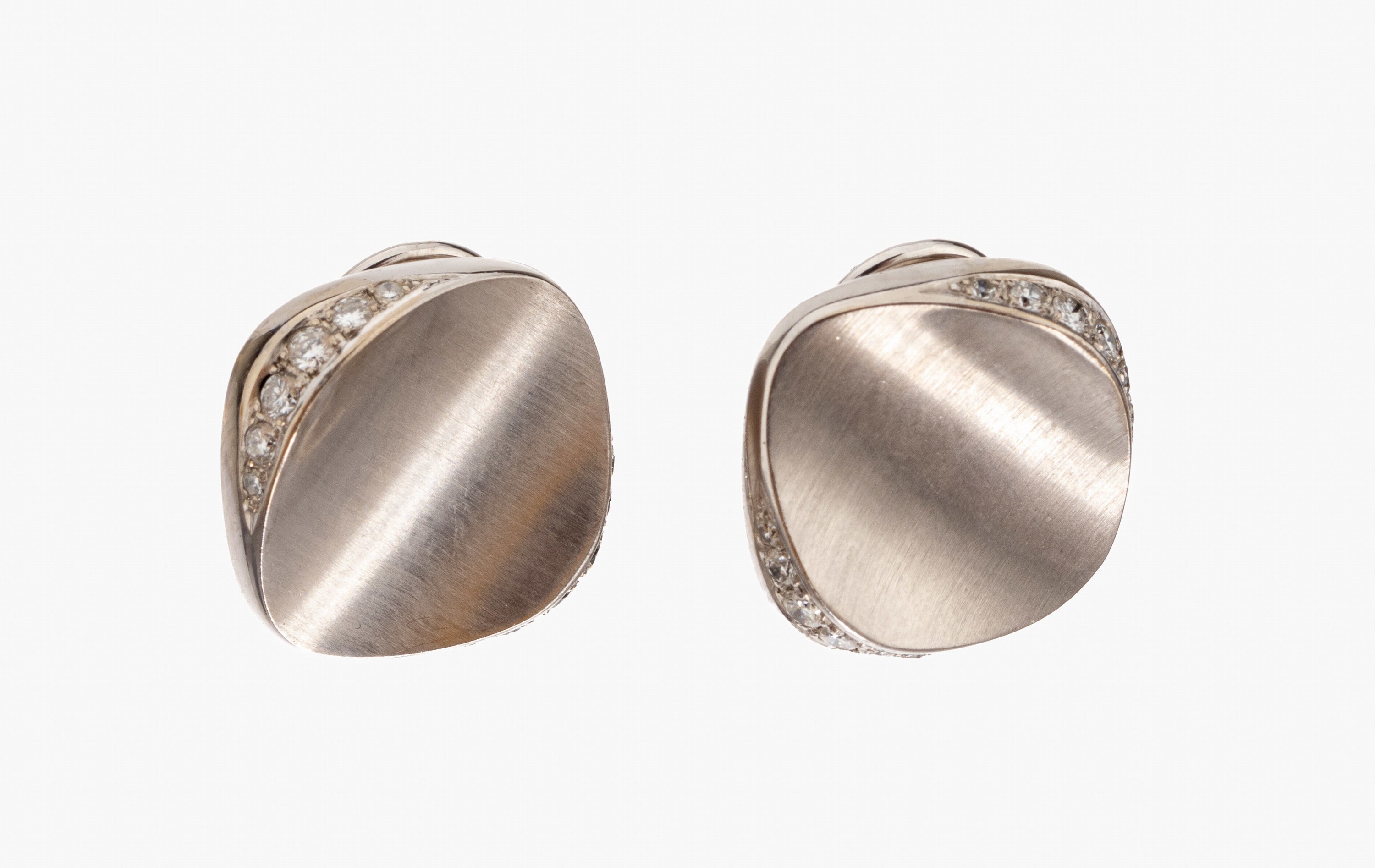 Paar 18 kt Gold Brillant-Ohrclips, WG 750/000, Oberfläche part. sat., konkav, 24 Brillanten zus. ca. 0.14 ct Weiss/si, ca. 12.6 g